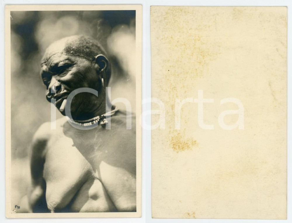 1940 ca CONGO BELGA - Anziana donna indigena - Bastoncino mento - Foto 9x14 cm  Fotografia originale d'epoca.  FAIR/discreto ingiallimenti al verso FORMATO: 9x14 cm originale e autentica 1