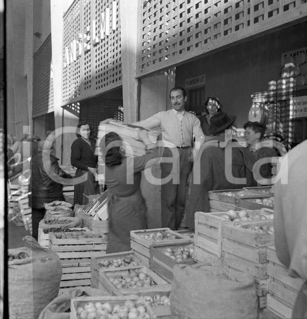 1950 BRESCIA Scene dal mercato ingrosso ortofrutticolo NEGATIVO ORIGINALE 2 Negativo originale in bianco e nero su pellicola.  E' SEVERAMENTE VIETATA LA RIPRODUZIONE.TUTTI I DIRITTI SONO RISERVATI.ICharta mette in vendita, sul negozio eBay e in esclusiva sul sito "icharta" il proprio archivio composto da numerose diapositive e negativi fotografici d'epoca, tutti originali e autentici.Si tratta di uno sguardo inedito sull'attualità, la politica, la vita quotidiana, il gossip e la cultura, che fotografa il cambiamento della nazione (e non solo) tra il 1890 ed il 1990 circa. Un'occasione unica per il mercato del collezionismo, che vede finalmente disponibile un archivio eccezionale per vastità, tematiche e condizioni, in un settore (il negativo fotografico e la diapositiva) di assoluta novità e dalle interessanti prospettive di investimento. CONDIZIONI:FAIR/discretoFORMATO: cm 9 x 6 originale e autentica 1