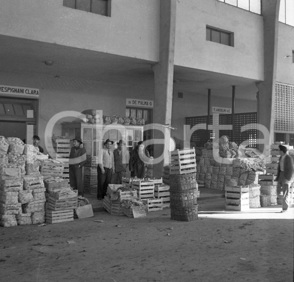 1950 BRESCIA Scene dal mercato ingrosso ortofrutticolo NEGATIVO ORIGINALE 4 Negativo originale in bianco e nero su pellicola.  E' SEVERAMENTE VIETATA LA RIPRODUZIONE.TUTTI I DIRITTI SONO RISERVATI.ICharta mette in vendita, sul negozio eBay e in esclusiva sul sito "icharta" il proprio archivio composto da numerose diapositive e negativi fotografici d'epoca, tutti originali e autentici.Si tratta di uno sguardo inedito sull'attualità, la politica, la vita quotidiana, il gossip e la cultura, che fotografa il cambiamento della nazione (e non solo) tra il 1890 ed il 1990 circa. Un'occasione unica per il mercato del collezionismo, che vede finalmente disponibile un archivio eccezionale per vastità, tematiche e condizioni, in un settore (il negativo fotografico e la diapositiva) di assoluta novità e dalle interessanti prospettive di investimento. CONDIZIONI:FAIR/discretoFORMATO: cm 9 x 6 originale e autentica 1