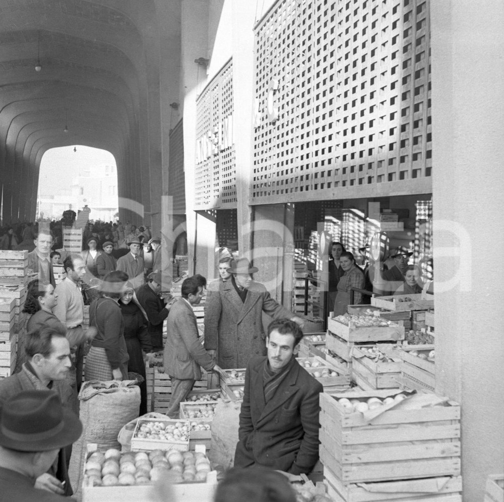 1950 BRESCIA Scene dal mercato ingrosso ortofrutticolo NEGATIVO ORIGINALE 3 Negativo originale in bianco e nero su pellicola.  E' SEVERAMENTE VIETATA LA RIPRODUZIONE.TUTTI I DIRITTI SONO RISERVATI.ICharta mette in vendita, sul negozio eBay e in esclusiva sul sito "icharta" il proprio archivio composto da numerose diapositive e negativi fotografici d'epoca, tutti originali e autentici.Si tratta di uno sguardo inedito sull'attualità, la politica, la vita quotidiana, il gossip e la cultura, che fotografa il cambiamento della nazione (e non solo) tra il 1890 ed il 1990 circa. Un'occasione unica per il mercato del collezionismo, che vede finalmente disponibile un archivio eccezionale per vastità, tematiche e condizioni, in un settore (il negativo fotografico e la diapositiva) di assoluta novità e dalle interessanti prospettive di investimento. CONDIZIONI:FAIR/discretoFORMATO: cm 9 x 6 originale e autentica 1