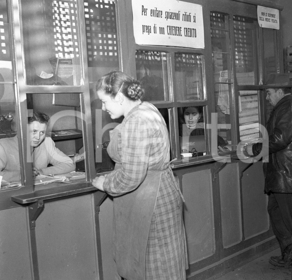 1950 BRESCIA Scene dal mercato ingrosso ortofrutticolo NEGATIVO ORIGINALE 7 Negativo originale in bianco e nero su pellicola.  E' SEVERAMENTE VIETATA LA RIPRODUZIONE.TUTTI I DIRITTI SONO RISERVATI.ICharta mette in vendita, sul negozio eBay e in esclusiva sul sito "icharta" il proprio archivio composto da numerose diapositive e negativi fotografici d'epoca, tutti originali e autentici.Si tratta di uno sguardo inedito sull'attualità, la politica, la vita quotidiana, il gossip e la cultura, che fotografa il cambiamento della nazione (e non solo) tra il 1890 ed il 1990 circa. Un'occasione unica per il mercato del collezionismo, che vede finalmente disponibile un archivio eccezionale per vastità, tematiche e condizioni, in un settore (il negativo fotografico e la diapositiva) di assoluta novità e dalle interessanti prospettive di investimento. CONDIZIONI:FAIR/discretoFORMATO: cm 9 x 6 originale e autentica 1