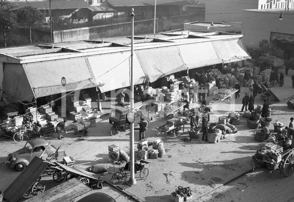 1950 BRESCIA Scene dal mercato ingrosso ortofrutticolo NEGATIVO ORIGINALE 14 Negativo originale in bianco e nero su pellicola.  E' SEVERAMENTE VIETATA LA RIPRODUZIONE.TUTTI I DIRITTI SONO RISERVATI.ICharta mette in vendita, sul negozio eBay e in esclusiva sul sito "icharta" il proprio archivio composto da numerose diapositive e negativi fotografici d'epoca, tutti originali e autentici.Si tratta di uno sguardo inedito sull'attualità, la politica, la vita quotidiana, il gossip e la cultura, che fotografa il cambiamento della nazione (e non solo) tra il 1890 ed il 1990 circa. Un'occasione unica per il mercato del collezionismo, che vede finalmente disponibile un archivio eccezionale per vastità, tematiche e condizioni, in un settore (il negativo fotografico e la diapositiva) di assoluta novità e dalle interessanti prospettive di investimento. CONDIZIONI:FAIR/discretoFORMATO: cm 9 x 6 originale e autentica 1