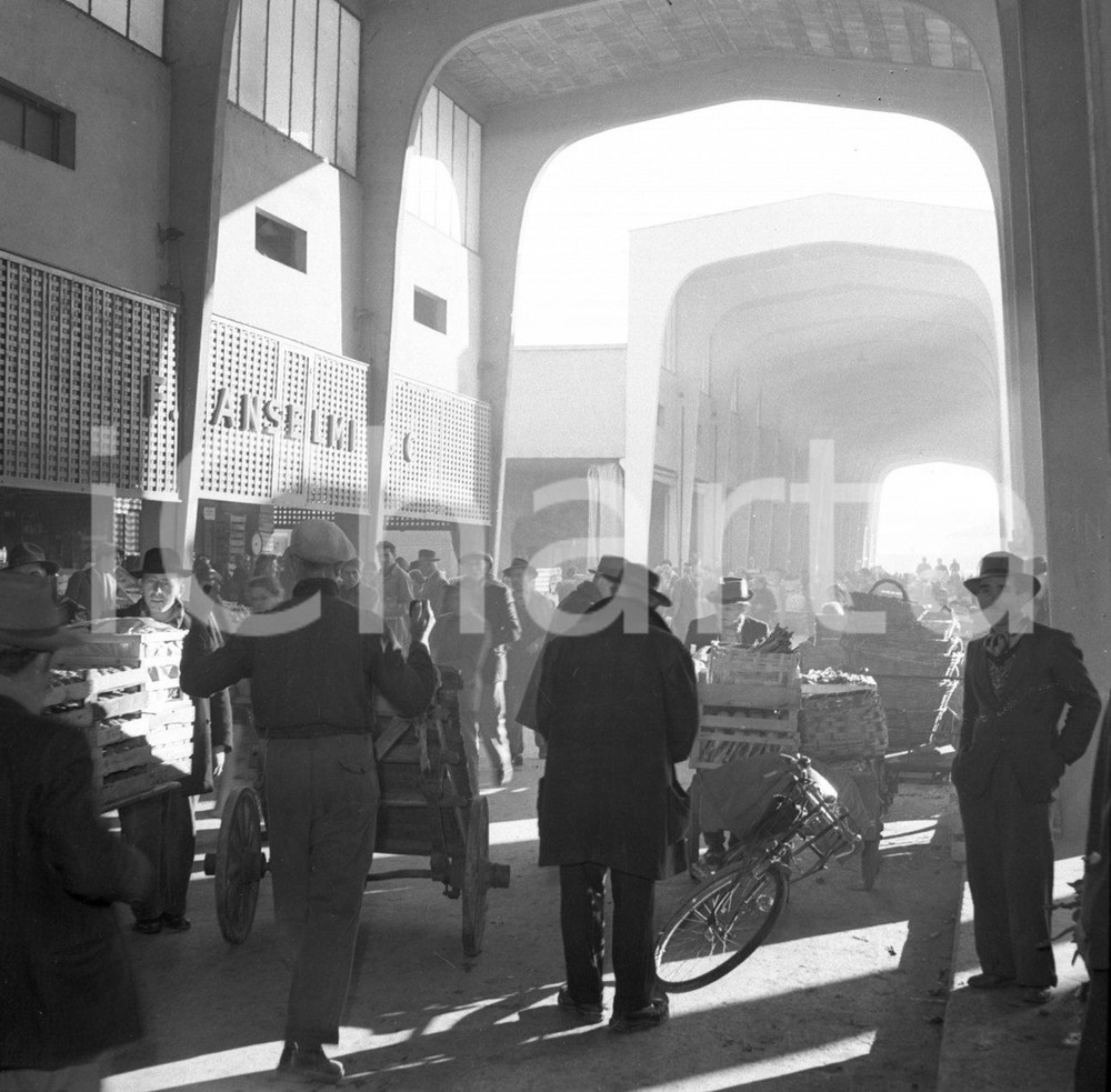 1950 BRESCIA Scene dal mercato ingrosso ortofrutticolo NEGATIVO ORIGINALE 10 Negativo originale in bianco e nero su pellicola.  E' SEVERAMENTE VIETATA LA RIPRODUZIONE.TUTTI I DIRITTI SONO RISERVATI.ICharta mette in vendita, sul negozio eBay e in esclusiva sul sito "icharta" il proprio archivio composto da numerose diapositive e negativi fotografici d'epoca, tutti originali e autentici.Si tratta di uno sguardo inedito sull'attualità, la politica, la vita quotidiana, il gossip e la cultura, che fotografa il cambiamento della nazione (e non solo) tra il 1890 ed il 1990 circa. Un'occasione unica per il mercato del collezionismo, che vede finalmente disponibile un archivio eccezionale per vastità, tematiche e condizioni, in un settore (il negativo fotografico e la diapositiva) di assoluta novità e dalle interessanti prospettive di investimento. CONDIZIONI:FAIR/discretoFORMATO: cm 9 x 6 originale e autentica 1