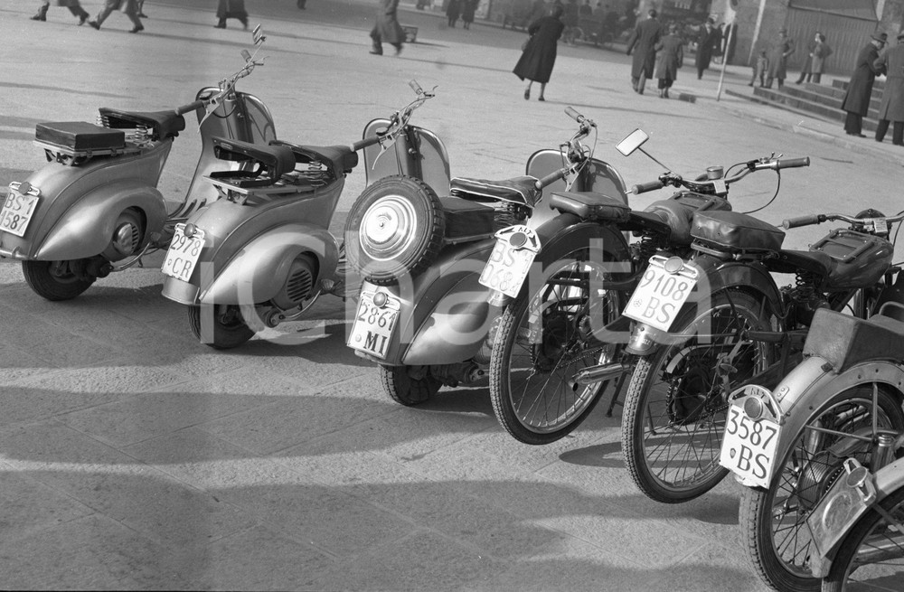 1951 In vigore l'obbligo della targatura delle moto leggere NEGATIVO ORIGINALE 1 Negativo originale in bianco e nero su pellicola.  E' SEVERAMENTE VIETATA LA RIPRODUZIONE.TUTTI I DIRITTI SONO RISERVATI.ICharta mette in vendita, sul negozio eBay e in esclusiva sul sito "icharta" il proprio archivio composto da numerose diapositive e negativi fotografici d'epoca, tutti originali e autentici.Si tratta di uno sguardo inedito sull'attualità, la politica, la vita quotidiana, il gossip e la cultura, che fotografa il cambiamento della nazione (e non solo) tra il 1890 ed il 1990 circa. Un'occasione unica per il mercato del collezionismo, che vede finalmente disponibile un archivio eccezionale per vastità, tematiche e condizioni, in un settore (il negativo fotografico e la diapositiva) di assoluta novità e dalle interessanti prospettive di investimento. CONDIZIONI:FAIR/discretoFORMATO: cm 9 x 6 originale e autentica 1