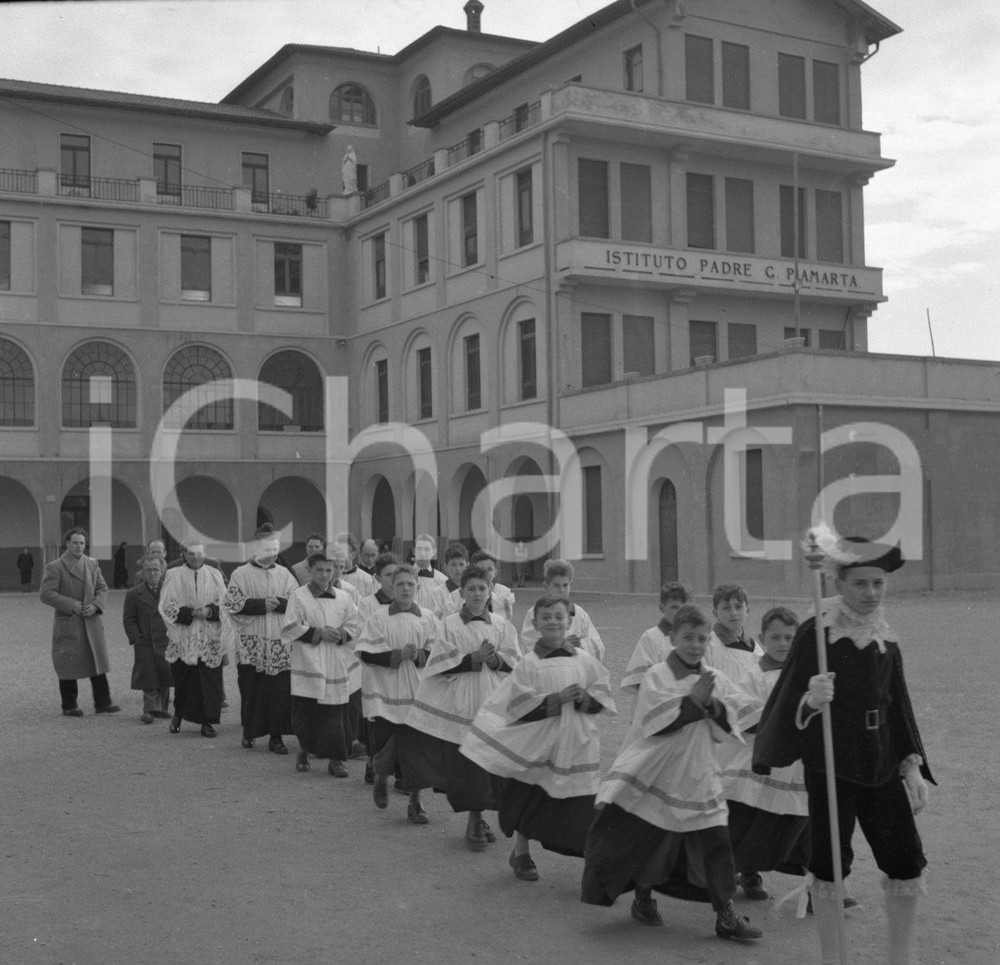 1951 BRESCIA Corteo chierichetti all'Istituto Piamarta NEGATIVO ORIGINALE 4 Negativo originale in bianco e nero su pellicola.  E' SEVERAMENTE VIETATA LA RIPRODUZIONE.TUTTI I DIRITTI SONO RISERVATI.ICharta mette in vendita, sul negozio eBay e in esclusiva sul sito "icharta" il proprio archivio composto da numerose diapositive e negativi fotografici d'epoca, tutti originali e autentici.Si tratta di uno sguardo inedito sull'attualità, la politica, la vita quotidiana, il gossip e la cultura, che fotografa il cambiamento della nazione (e non solo) tra il 1890 ed il 1990 circa. Un'occasione unica per il mercato del collezionismo, che vede finalmente disponibile un archivio eccezionale per vastità, tematiche e condizioni, in un settore (il negativo fotografico e la diapositiva) di assoluta novità e dalle interessanti prospettive di investimento. CONDIZIONI:FAIR/discretoFORMATO: cm 6 x 6 originale e autentica 1