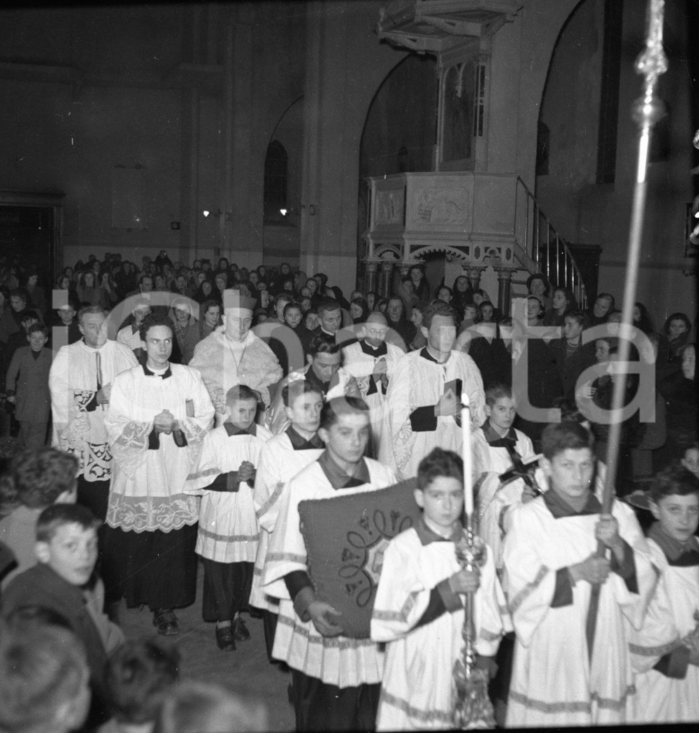 1951 BRESCIA Vescovo a parrocchia S. Maria della Vittoria NEGATIVO ORIGINALE 6 Negativo originale in bianco e nero su pellicola.  E' SEVERAMENTE VIETATA LA RIPRODUZIONE.TUTTI I DIRITTI SONO RISERVATI.ICharta mette in vendita, sul negozio eBay e in esclusiva sul sito "icharta" il proprio archivio composto da numerose diapositive e negativi fotografici d'epoca, tutti originali e autentici.Si tratta di uno sguardo inedito sull'attualità, la politica, la vita quotidiana, il gossip e la cultura, che fotografa il cambiamento della nazione (e non solo) tra il 1890 ed il 1990 circa. Un'occasione unica per il mercato del collezionismo, che vede finalmente disponibile un archivio eccezionale per vastità, tematiche e condizioni, in un settore (il negativo fotografico e la diapositiva) di assoluta novità e dalle interessanti prospettive di investimento. CONDIZIONI:FAIR/discretoFORMATO: cm 6 x 6 originale e autentica 1