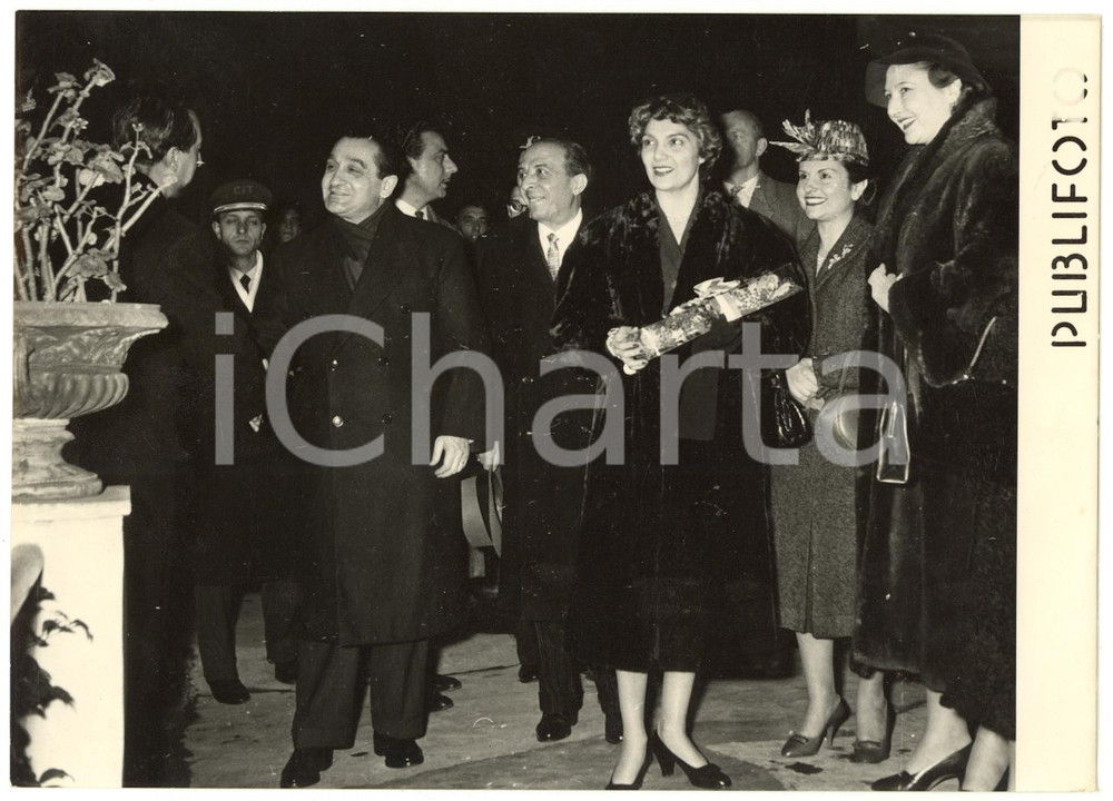 1955 NAPOLI Arrivo Pierre MENDES FRANCE con la moglie Lily CICUREL *Foto Fotografia d'epoca, con didascalia coeva al verso. CONDIZIONI: FAIR (sovraimpressioni circolari, lievi difetti di stampa e minima piegatura al margine destro)FORMATO: 18x13 cm     originale e autentica 1