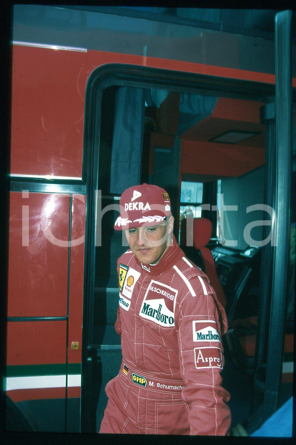 35mm vintage slide* 1990 ca FORMULA1 Michael SCHUMACHER, Riccardo PATRESE (96)  Diapositiva d'epoca, in formato 35 mm.CONDIZIONI: GOODE' severamente vietata la riproduzione. Tutti i diritti sono riservati.Nella diapositiva ICharta mette in vendita, sul negozio eBay e in esclusiva sul sito "icharta" il proprio archivio composto da numerose diapositive e negativi fotografici d'epoca, tutti originali e autentici, che attraversano la storia del costume italiano tra gli la fine degli anni Sessanta e Novanta.Si tratta di uno sguardo inedito sull'attualit&agrave;, la politica, la vita quotidiana, il gossip e la cultura, che fotografa il cambiamento della nazione in quest'ultimo scorcio del XX secolo. Un'occasione unica per il mercato del collezionismo, che vede finalmente disponibile un archivio eccezionale per vastit&agrave;, tematiche e condizioni, in un settore (il negativo fotografico e la diapositiva) di assoluta novit&agrave; e dalle interessanti prospettive di investimento.   FAIR/discreto   originale e autentica 1