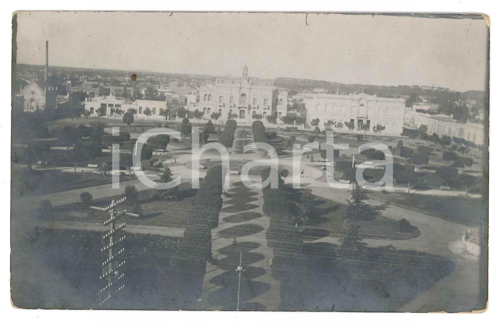 1930 ca ARGENTINA BUENOS AIRES (?) Piazza con giardini *Foto cartolina  Fotografia originale d'epoca, in formato cartolina postale.  FAIR/discreto piccolo residuo centrale; minime abrasioni marginali FORMATO: 14x9 cm originale e autentica 1