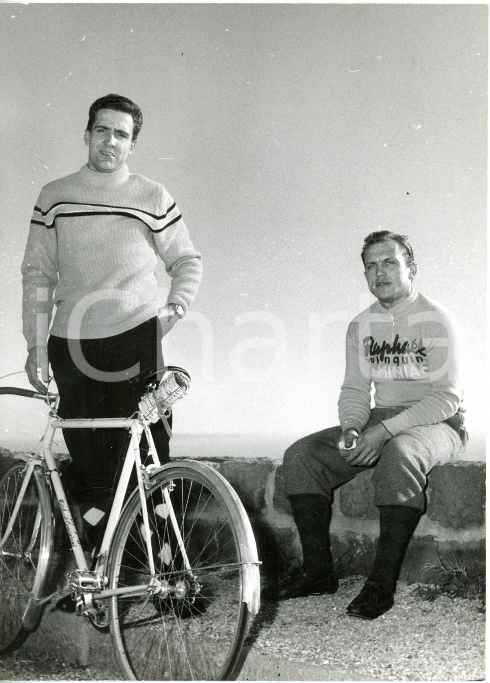 1959 SAINT-RAPHAEL - CICLISMO Allenamento di Roger RIVIERE e René FOURNIER Foto  Fotografia d'epoca con didascalia dattiloscritta coeva. CONDIZIONI: fair (lieve sovraimpressione del timbro al centro, difetti di stampa) FORMATO: 13x18 cm     originale e autentica 1