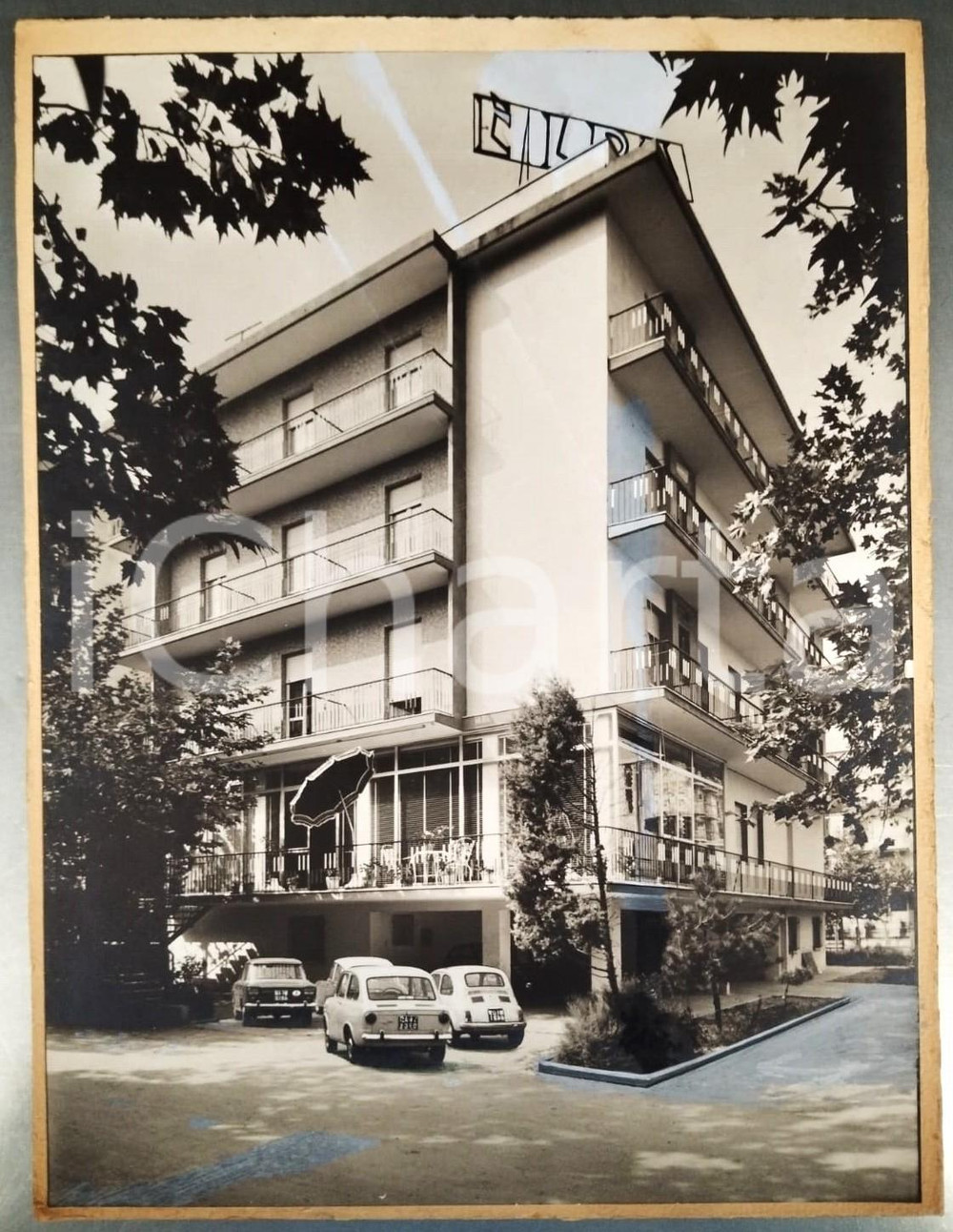 1960 ca  RIVAZZURRA DI RIMINI Hotel Elba - Bozzetto preparatorio cartolina Bozzetto preparatorio per cartolina postale.Collage su cartoncino rigido.  FAIR/discreto Lievi smussature agli angoli, parziale distacco degli strati del cartoncino FORMATO: 31x40 cm originale e autentica 1
