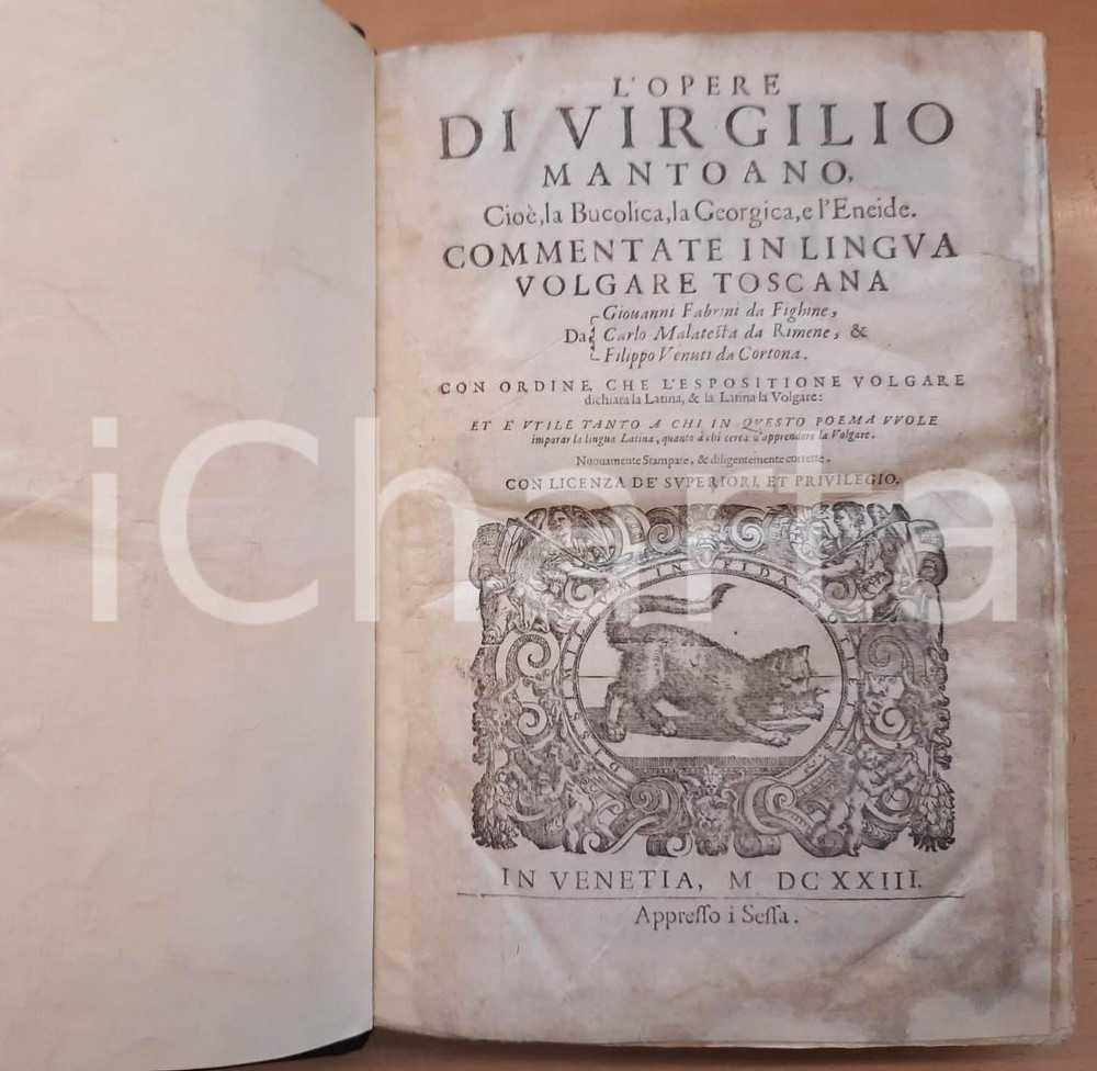1623 L'opere di Virgilio Mantoano commentate in lingua volgare toscana Legatura editoriale con copertina in pelle. Si tratta di una pregevole edizione delle opere di Virgilio, dal titolo completo: "L' opere di Virgilio Mantoano cioe' la Bucolica la Georgica e l'Eneide Commentate in Lingua Volgare Toscana da Giovanni Fabrini da Fighine, da Carlo Malatesta da Rimene, et da Filippo Venuti da Cortona".Grande marca tipografica dei Sessa al frontespizio, raffigurante gatto con topo in bocca. EDITORE: Venezia - Sessa PAGINE: 322CONDIZIONI:FAIR/discreto alcune piegature angolari, alcuni ingiallimenti, macchie alle ultime pagineFORMATO: 21x31 cm originale e autentica 1