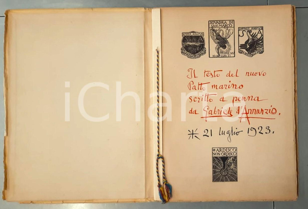 1924 Gabriele D'ANNUNZIO Il testo del nuovo Patto marino *Ed. Alfieri & Lacroix Legatura editoriale. Copertina avana e nastrino di cucitura in triplo filo di seta intrecciato coi colori fiumani.  Contiene oltre alla riproduzione del testo del Nuovo Patto marino , scritto a penna da D Annunzio il 21 luglio 1923, anche il Commiato al Patto marino e la Licenza ai fedeli interpreti. Questa edizione, fuori commercio, fu stampata a cura della Federazione Marinara ed è l unica che riproduce i due manoscritti dannunziani. Vecchioni, 73a. 4to (cm. 35), (2)22 pp., 2 cc.nn., 27 pp., 1 c.nn. Testo in facsimile di autografo, primo frontespizio in rosso e nero con quattro imprese. Incisione "L'Italia degli italiani" sull'ultima carta non numerata.EDITORE: Alfieri & Lacroix - Milano PAGINE: 660 FAIR/discreto buone condizioni interne, ma strappo in copertina FORMATO: 25x35 cm originale e autentica 1