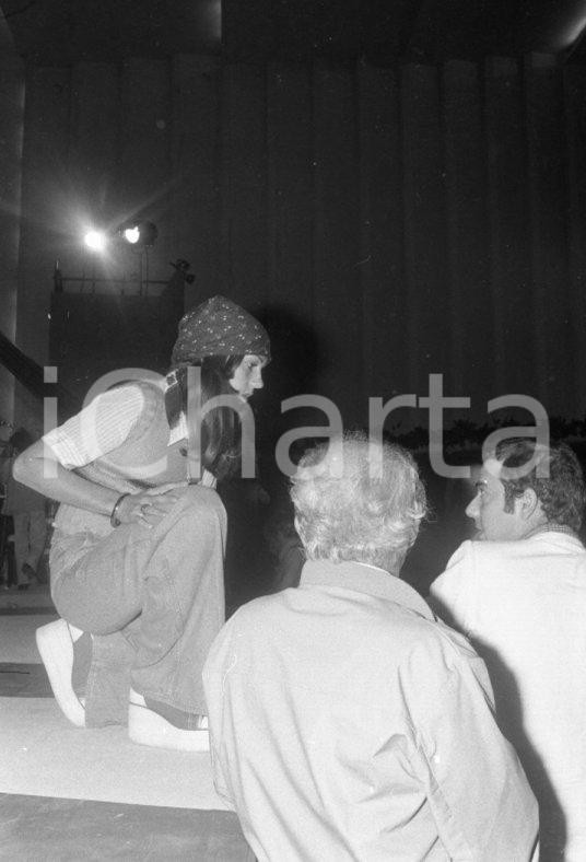 1974 VENEZIA Mostra musica leggera Caterina CASELLI alle prove NEGATIVO ORIG. 1 Negativo originale in bianco e nero su pellicola.  E' SEVERAMENTE VIETATA LA RIPRODUZIONE.TUTTI I DIRITTI SONO RISERVATI.ICharta mette in vendita, sul negozio eBay e in esclusiva sul sito "icharta" il proprio archivio composto da numerose diapositive e negativi fotografici d'epoca, tutti originali e autentici.Si tratta di uno sguardo inedito sull'attualità, la politica, la vita quotidiana, il gossip e la cultura, che fotografa il cambiamento della nazione (e non solo) tra il 1890 ed il 1990 circa. Un'occasione unica per il mercato del collezionismo, che vede finalmente disponibile un archivio eccezionale per vastità, tematiche e condizioni, in un settore (il negativo fotografico e la diapositiva) di assoluta novità e dalle interessanti prospettive di investimento. CONDIZIONI:FAIR/discretoFORMATO: 35mm originale e autentica 1