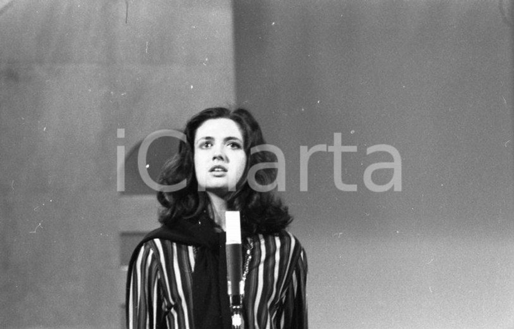 1974 VENEZIA Mostra musica leggera Gigliola CINQUETTI alle prove NEGATIVO ORIG 4 Negativo originale in bianco e nero su pellicola.  E' SEVERAMENTE VIETATA LA RIPRODUZIONE.TUTTI I DIRITTI SONO RISERVATI.ICharta mette in vendita, sul negozio eBay e in esclusiva sul sito "icharta" il proprio archivio composto da numerose diapositive e negativi fotografici d'epoca, tutti originali e autentici.Si tratta di uno sguardo inedito sull'attualità, la politica, la vita quotidiana, il gossip e la cultura, che fotografa il cambiamento della nazione (e non solo) tra il 1890 ed il 1990 circa. Un'occasione unica per il mercato del collezionismo, che vede finalmente disponibile un archivio eccezionale per vastità, tematiche e condizioni, in un settore (il negativo fotografico e la diapositiva) di assoluta novità e dalle interessanti prospettive di investimento. CONDIZIONI:FAIR/discretoFORMATO: 35mm originale e autentica 1