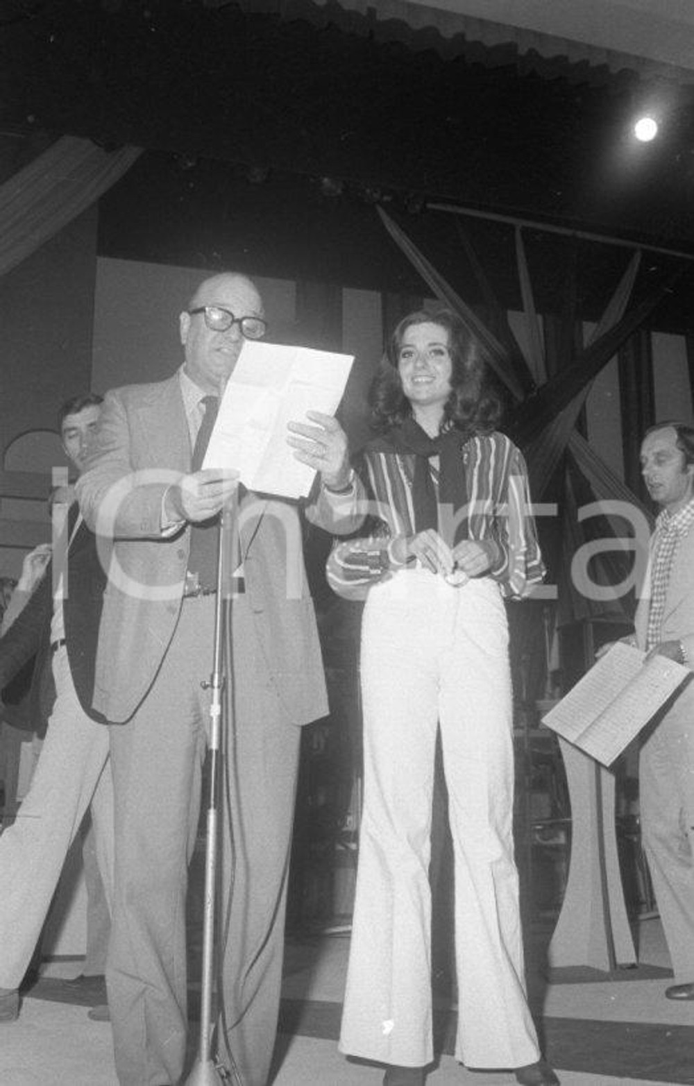 1974 VENEZIA Mostra musica leggera Gigliola CINQUETTI e RAVERA NEGATIVO ORIG. 6 Negativo originale in bianco e nero su pellicola.  E' SEVERAMENTE VIETATA LA RIPRODUZIONE.TUTTI I DIRITTI SONO RISERVATI.ICharta mette in vendita, sul negozio eBay e in esclusiva sul sito "icharta" il proprio archivio composto da numerose diapositive e negativi fotografici d'epoca, tutti originali e autentici.Si tratta di uno sguardo inedito sull'attualità, la politica, la vita quotidiana, il gossip e la cultura, che fotografa il cambiamento della nazione (e non solo) tra il 1890 ed il 1990 circa. Un'occasione unica per il mercato del collezionismo, che vede finalmente disponibile un archivio eccezionale per vastità, tematiche e condizioni, in un settore (il negativo fotografico e la diapositiva) di assoluta novità e dalle interessanti prospettive di investimento. CONDIZIONI:FAIR/discretoFORMATO: 35mm originale e autentica 1