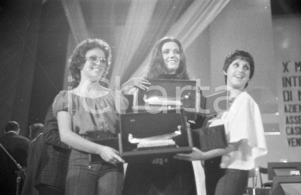 1974 VENEZIA Gloria e Denise CALORE Gigliola CINQUETTI premiate NEGATIVO ORIG. 6 Negativo originale in bianco e nero su pellicola.  E' SEVERAMENTE VIETATA LA RIPRODUZIONE.TUTTI I DIRITTI SONO RISERVATI.ICharta mette in vendita, sul negozio eBay e in esclusiva sul sito "icharta" il proprio archivio composto da numerose diapositive e negativi fotografici d'epoca, tutti originali e autentici.Si tratta di uno sguardo inedito sull'attualità, la politica, la vita quotidiana, il gossip e la cultura, che fotografa il cambiamento della nazione (e non solo) tra il 1890 ed il 1990 circa. Un'occasione unica per il mercato del collezionismo, che vede finalmente disponibile un archivio eccezionale per vastità, tematiche e condizioni, in un settore (il negativo fotografico e la diapositiva) di assoluta novità e dalle interessanti prospettive di investimento. CONDIZIONI:FAIR/discretoFORMATO: 35mm originale e autentica 1