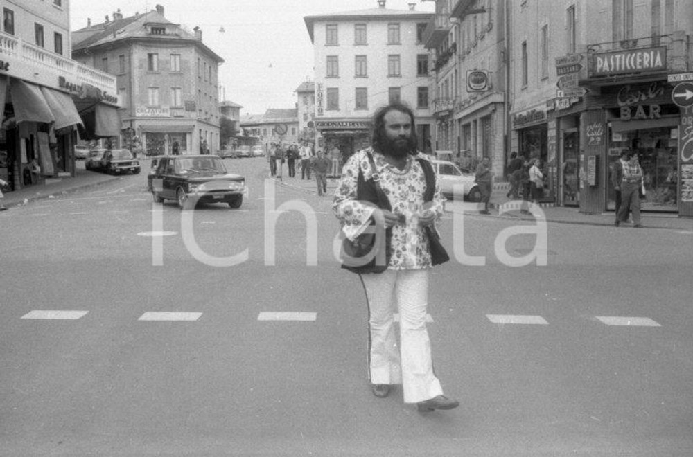 1970 ASIAGO Festivalbar Demis ROUSSOS ritratto a passeggio NEGATIVO ORIGINALE 2 Negativo originale in bianco e nero su pellicola.  E' SEVERAMENTE VIETATA LA RIPRODUZIONE.TUTTI I DIRITTI SONO RISERVATI.ICharta mette in vendita, sul negozio eBay e in esclusiva sul sito "icharta" il proprio archivio composto da numerose diapositive e negativi fotografici d'epoca, tutti originali e autentici.Si tratta di uno sguardo inedito sull'attualità, la politica, la vita quotidiana, il gossip e la cultura, che fotografa il cambiamento della nazione (e non solo) tra il 1890 ed il 1990 circa. Un'occasione unica per il mercato del collezionismo, che vede finalmente disponibile un archivio eccezionale per vastità, tematiche e condizioni, in un settore (il negativo fotografico e la diapositiva) di assoluta novità e dalle interessanti prospettive di investimento. CONDIZIONI:FAIR/discretoFORMATO: 35mm originale e autentica 1