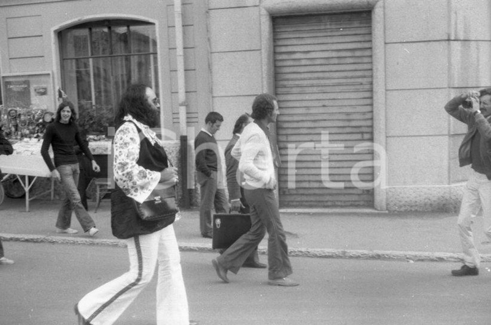 1970 ASIAGO Festivalbar Demis ROUSSOS ritratto a passeggio NEGATIVO ORIGINALE 3 Negativo originale in bianco e nero su pellicola.  E' SEVERAMENTE VIETATA LA RIPRODUZIONE.TUTTI I DIRITTI SONO RISERVATI.ICharta mette in vendita, sul negozio eBay e in esclusiva sul sito "icharta" il proprio archivio composto da numerose diapositive e negativi fotografici d'epoca, tutti originali e autentici.Si tratta di uno sguardo inedito sull'attualità, la politica, la vita quotidiana, il gossip e la cultura, che fotografa il cambiamento della nazione (e non solo) tra il 1890 ed il 1990 circa. Un'occasione unica per il mercato del collezionismo, che vede finalmente disponibile un archivio eccezionale per vastità, tematiche e condizioni, in un settore (il negativo fotografico e la diapositiva) di assoluta novità e dalle interessanti prospettive di investimento. CONDIZIONI:FAIR/discretoFORMATO: 35mm originale e autentica 1