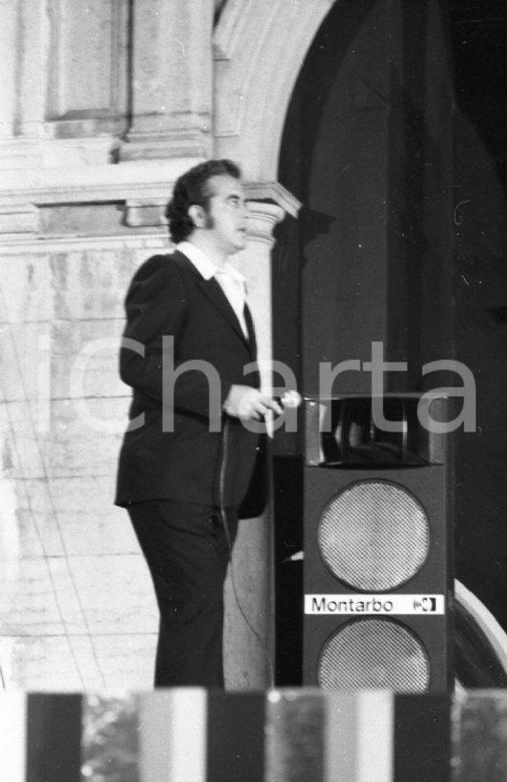 1970 ASIAGO Vittorio SALVETTI presenta al Festivalbar NEGATIVO ORIGINALE 1 Negativo originale in bianco e nero su pellicola.  E' SEVERAMENTE VIETATA LA RIPRODUZIONE.TUTTI I DIRITTI SONO RISERVATI.ICharta mette in vendita, sul negozio eBay e in esclusiva sul sito "icharta" il proprio archivio composto da numerose diapositive e negativi fotografici d'epoca, tutti originali e autentici.Si tratta di uno sguardo inedito sull'attualità, la politica, la vita quotidiana, il gossip e la cultura, che fotografa il cambiamento della nazione (e non solo) tra il 1890 ed il 1990 circa. Un'occasione unica per il mercato del collezionismo, che vede finalmente disponibile un archivio eccezionale per vastità, tematiche e condizioni, in un settore (il negativo fotografico e la diapositiva) di assoluta novità e dalle interessanti prospettive di investimento. CONDIZIONI:FAIR/discretoFORMATO: 35mm originale e autentica 1