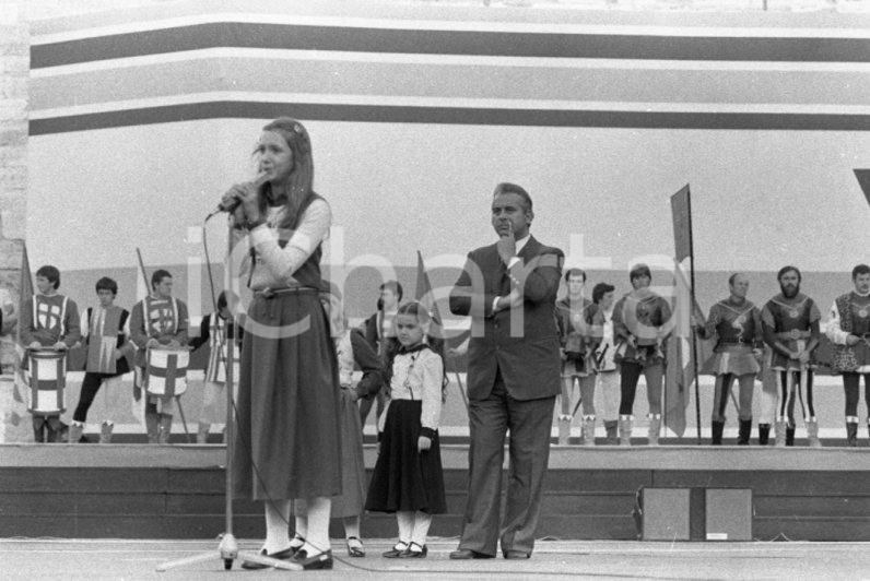 1970 ca Arena di VERONA Circo Topolino Vittorio SALVETTI NEGATIVO ORIGINALE 9 Negativo originale in bianco e nero su pellicola.  E' SEVERAMENTE VIETATA LA RIPRODUZIONE.TUTTI I DIRITTI SONO RISERVATI.ICharta mette in vendita, sul negozio eBay e in esclusiva sul sito "icharta" il proprio archivio composto da numerose diapositive e negativi fotografici d'epoca, tutti originali e autentici.Si tratta di uno sguardo inedito sull'attualità, la politica, la vita quotidiana, il gossip e la cultura, che fotografa il cambiamento della nazione (e non solo) tra il 1890 ed il 1990 circa. Un'occasione unica per il mercato del collezionismo, che vede finalmente disponibile un archivio eccezionale per vastità, tematiche e condizioni, in un settore (il negativo fotografico e la diapositiva) di assoluta novità e dalle interessanti prospettive di investimento. CONDIZIONI:FAIR/discretoFORMATO: 35mm originale e autentica 1