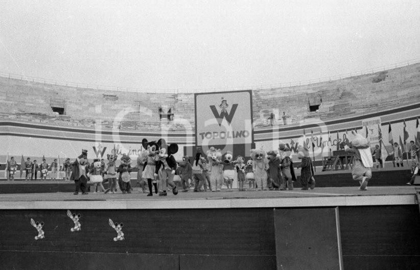 1970 ca Arena di VERONA Topolino Minnie  e personaggi Disney NEGATIVO ORIGINALE Negativo originale in bianco e nero su pellicola.  E' SEVERAMENTE VIETATA LA RIPRODUZIONE.TUTTI I DIRITTI SONO RISERVATI.ICharta mette in vendita, sul negozio eBay e in esclusiva sul sito "icharta" il proprio archivio composto da numerose diapositive e negativi fotografici d'epoca, tutti originali e autentici.Si tratta di uno sguardo inedito sull'attualità, la politica, la vita quotidiana, il gossip e la cultura, che fotografa il cambiamento della nazione (e non solo) tra il 1890 ed il 1990 circa. Un'occasione unica per il mercato del collezionismo, che vede finalmente disponibile un archivio eccezionale per vastità, tematiche e condizioni, in un settore (il negativo fotografico e la diapositiva) di assoluta novità e dalle interessanti prospettive di investimento. CONDIZIONI:FAIR/discretoFORMATO: 35mm originale e autentica 1