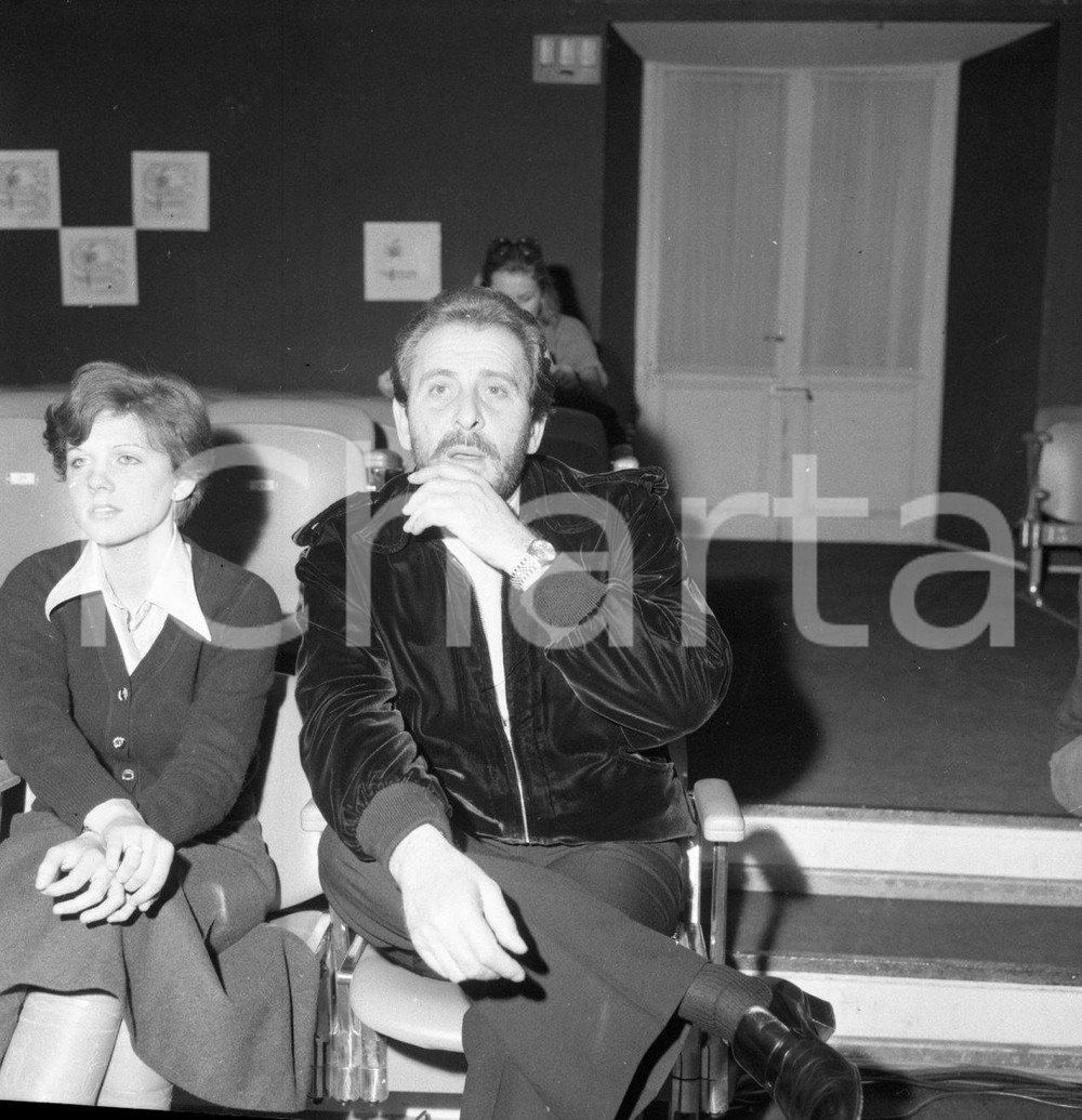 1970 ca ITALIA Domenico MODUGNO paparazzato NEGATIVO ORIGINALE 1 Negativo originale in bianco e nero su pellicola.  E' SEVERAMENTE VIETATA LA RIPRODUZIONE.TUTTI I DIRITTI SONO RISERVATI.ICharta mette in vendita, sul negozio eBay e in esclusiva sul sito "icharta" il proprio archivio composto da numerose diapositive e negativi fotografici d'epoca, tutti originali e autentici.Si tratta di uno sguardo inedito sull'attualità, la politica, la vita quotidiana, il gossip e la cultura, che fotografa il cambiamento della nazione (e non solo) tra il 1890 ed il 1990 circa. Un'occasione unica per il mercato del collezionismo, che vede finalmente disponibile un archivio eccezionale per vastità, tematiche e condizioni, in un settore (il negativo fotografico e la diapositiva) di assoluta novità e dalle interessanti prospettive di investimento. CONDIZIONI:FAIR/discretoFORMATO: cm 6 x 6 originale e autentica 1