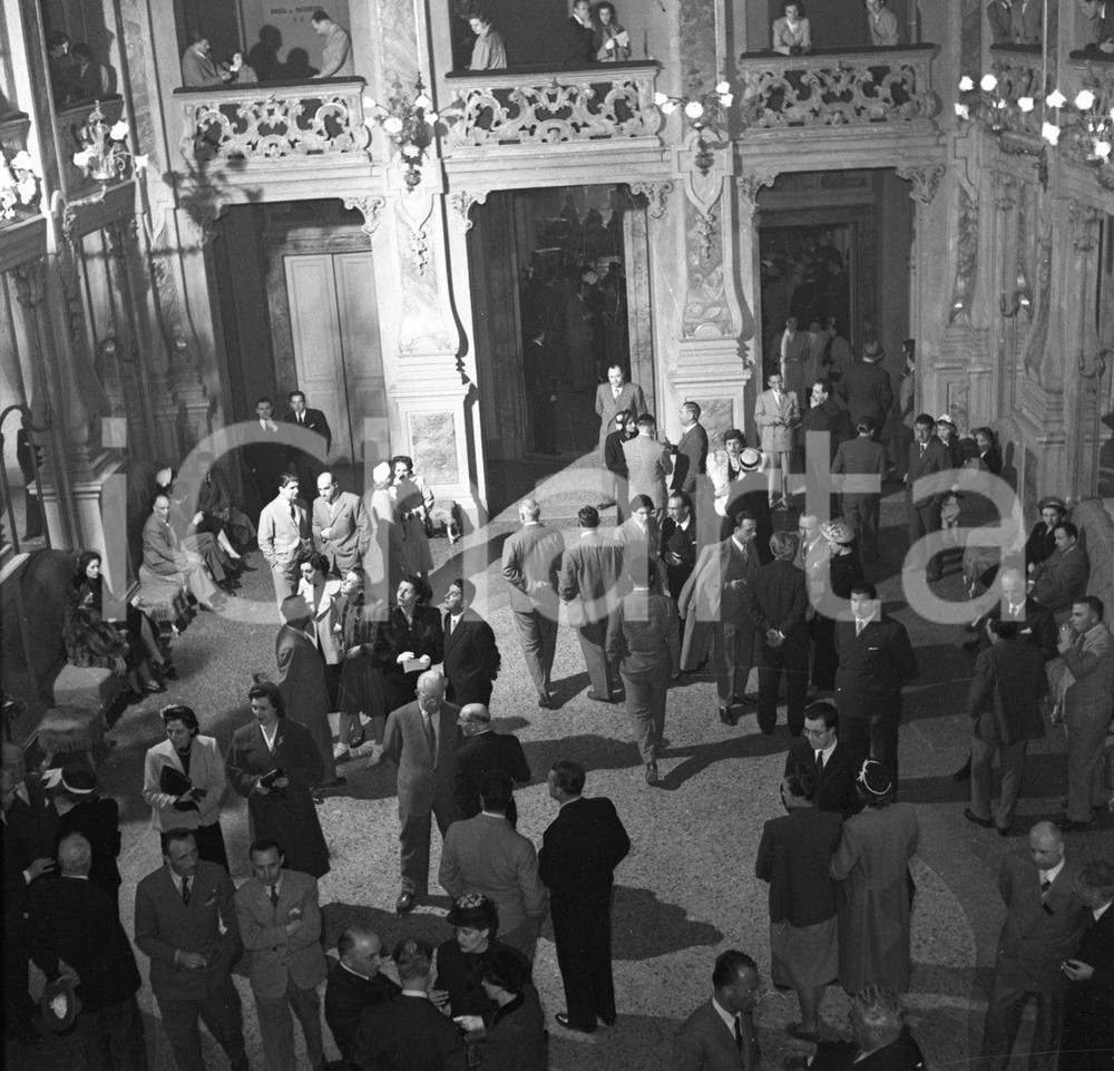 1953 BRESCIA Teatro Grande saggio scuola ballo Rochmania NEGATIVO ORIGINALE 1 Negativo originale in bianco e nero su pellicola.  E' SEVERAMENTE VIETATA LA RIPRODUZIONE.TUTTI I DIRITTI SONO RISERVATI.ICharta mette in vendita, sul negozio eBay e in esclusiva sul sito "icharta" il proprio archivio composto da numerose diapositive e negativi fotografici d'epoca, tutti originali e autentici.Si tratta di uno sguardo inedito sull'attualità, la politica, la vita quotidiana, il gossip e la cultura, che fotografa il cambiamento della nazione (e non solo) tra il 1890 ed il 1990 circa. Un'occasione unica per il mercato del collezionismo, che vede finalmente disponibile un archivio eccezionale per vastità, tematiche e condizioni, in un settore (il negativo fotografico e la diapositiva) di assoluta novità e dalle interessanti prospettive di investimento. CONDIZIONI:FAIR/discretoFORMATO: cm 6 x 6 originale e autentica 1