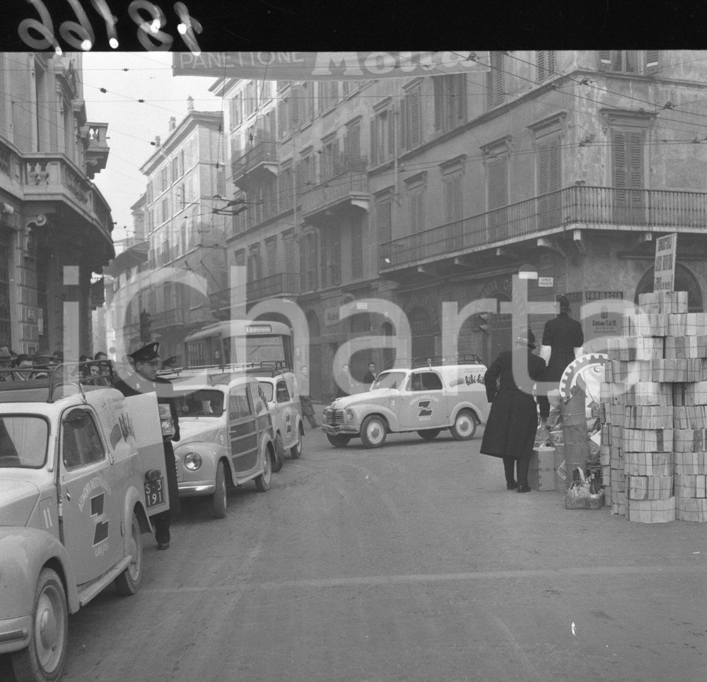 1952 BRESCIA Tradizionale Befana dei Vigili NEGATIVO ORIGINALE 2 Negativo originale in bianco e nero su pellicola.  E' SEVERAMENTE VIETATA LA RIPRODUZIONE.TUTTI I DIRITTI SONO RISERVATI.ICharta mette in vendita, sul negozio eBay e in esclusiva sul sito "icharta" il proprio archivio composto da numerose diapositive e negativi fotografici d'epoca, tutti originali e autentici.Si tratta di uno sguardo inedito sull'attualità, la politica, la vita quotidiana, il gossip e la cultura, che fotografa il cambiamento della nazione (e non solo) tra il 1890 ed il 1990 circa. Un'occasione unica per il mercato del collezionismo, che vede finalmente disponibile un archivio eccezionale per vastità, tematiche e condizioni, in un settore (il negativo fotografico e la diapositiva) di assoluta novità e dalle interessanti prospettive di investimento. CONDIZIONI:FAIR/discretoFORMATO: cm 6 x 6 originale e autentica 1