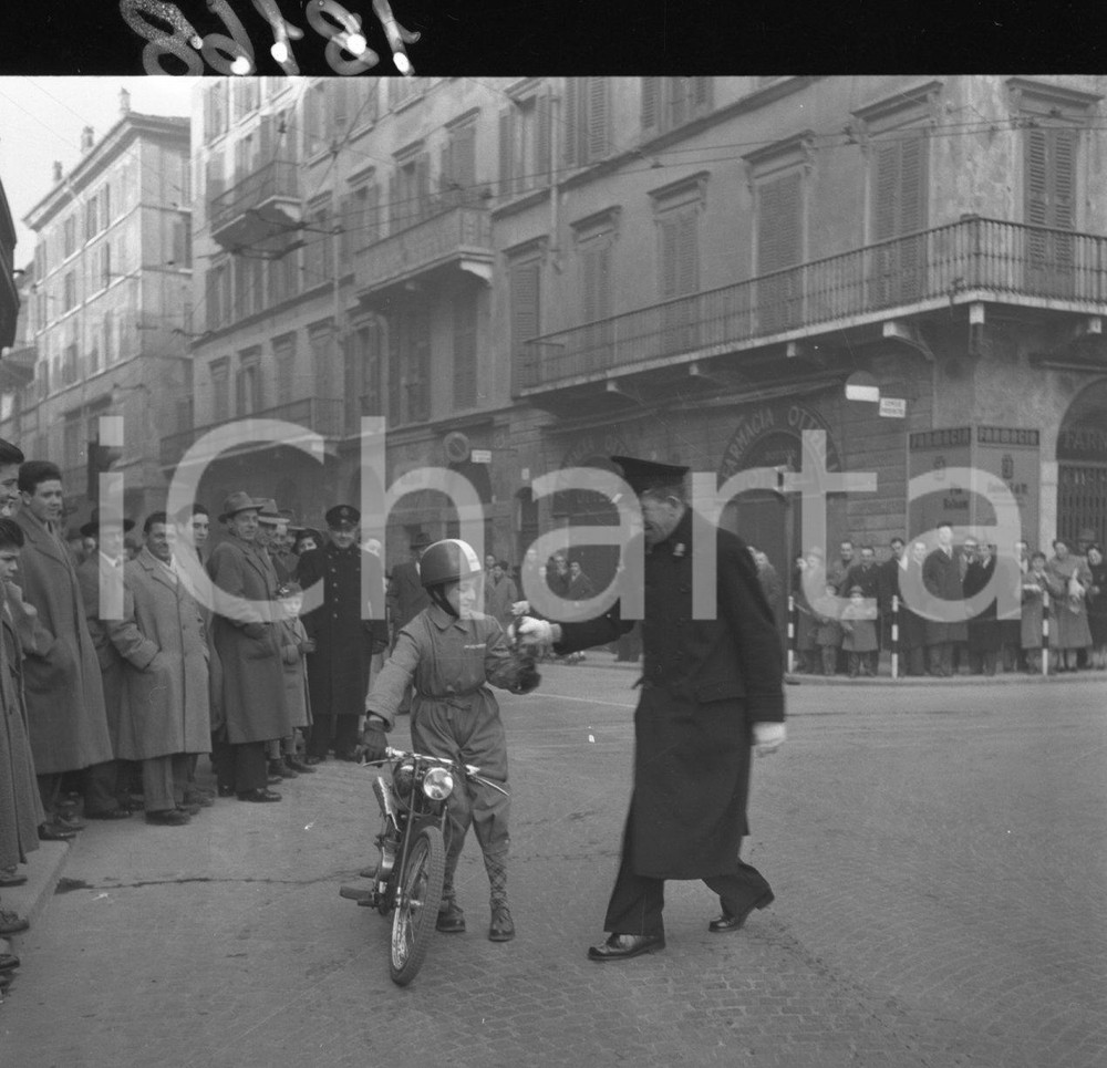 1952 BRESCIA Tradizionale Befana dei Vigili NEGATIVO ORIGINALE 4 Negativo originale in bianco e nero su pellicola.  E' SEVERAMENTE VIETATA LA RIPRODUZIONE.TUTTI I DIRITTI SONO RISERVATI.ICharta mette in vendita, sul negozio eBay e in esclusiva sul sito "icharta" il proprio archivio composto da numerose diapositive e negativi fotografici d'epoca, tutti originali e autentici.Si tratta di uno sguardo inedito sull'attualità, la politica, la vita quotidiana, il gossip e la cultura, che fotografa il cambiamento della nazione (e non solo) tra il 1890 ed il 1990 circa. Un'occasione unica per il mercato del collezionismo, che vede finalmente disponibile un archivio eccezionale per vastità, tematiche e condizioni, in un settore (il negativo fotografico e la diapositiva) di assoluta novità e dalle interessanti prospettive di investimento. CONDIZIONI:FAIR/discretoFORMATO: cm 6 x 6 originale e autentica 1