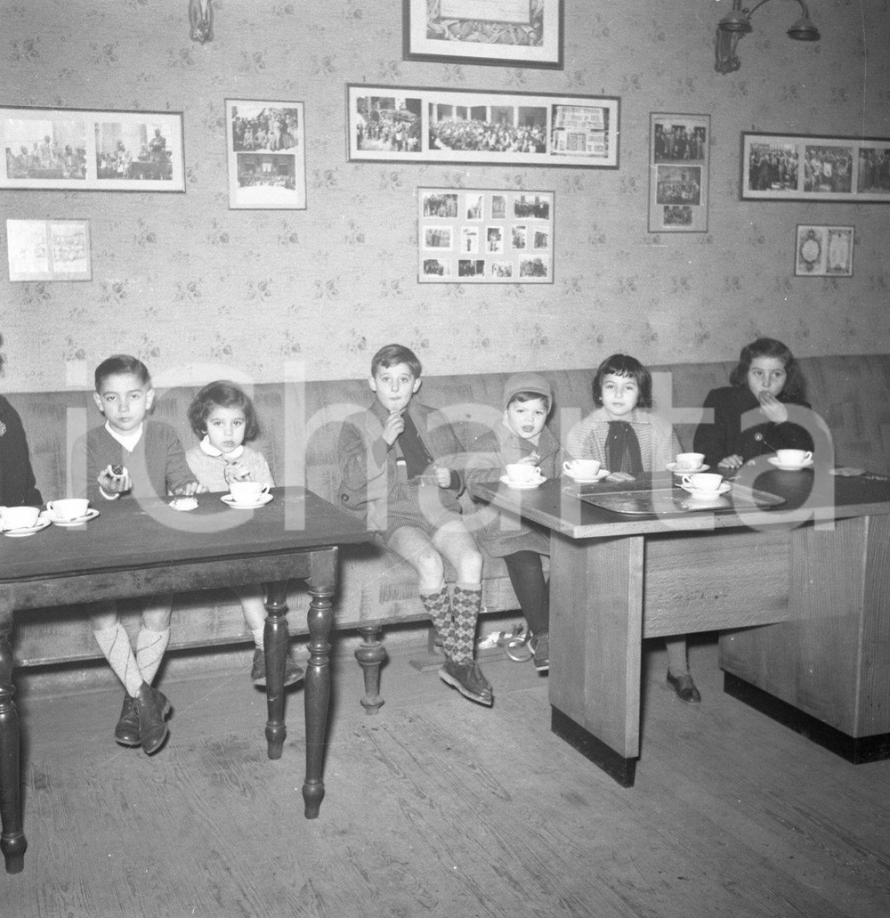 1953 BRESCIA Tradizionale Befana degli arbitri NEGATIVO ORIGINALE 2 Negativo originale in bianco e nero su pellicola.  E' SEVERAMENTE VIETATA LA RIPRODUZIONE.TUTTI I DIRITTI SONO RISERVATI.ICharta mette in vendita, sul negozio eBay e in esclusiva sul sito "icharta" il proprio archivio composto da numerose diapositive e negativi fotografici d'epoca, tutti originali e autentici.Si tratta di uno sguardo inedito sull'attualità, la politica, la vita quotidiana, il gossip e la cultura, che fotografa il cambiamento della nazione (e non solo) tra il 1890 ed il 1990 circa. Un'occasione unica per il mercato del collezionismo, che vede finalmente disponibile un archivio eccezionale per vastità, tematiche e condizioni, in un settore (il negativo fotografico e la diapositiva) di assoluta novità e dalle interessanti prospettive di investimento. CONDIZIONI:FAIR/discretoFORMATO: cm 6 x 6 originale e autentica 1