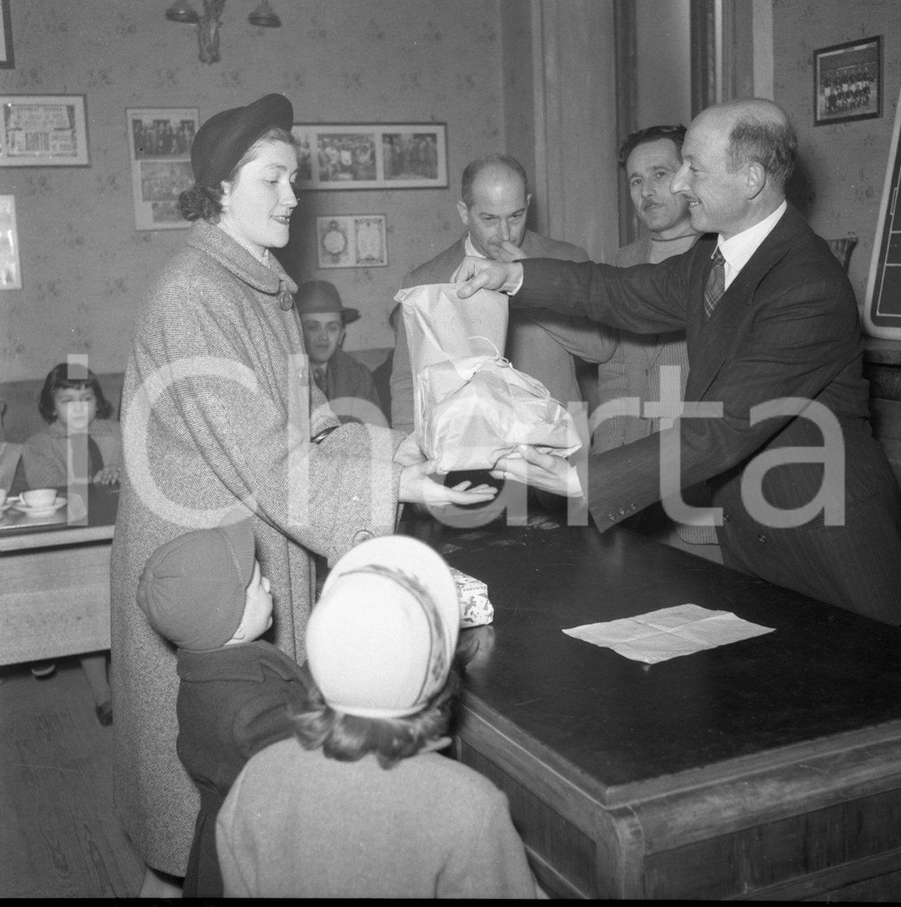 1953 BRESCIA Tradizionale Befana degli arbitri NEGATIVO ORIGINALE 3 Negativo originale in bianco e nero su pellicola.  E' SEVERAMENTE VIETATA LA RIPRODUZIONE.TUTTI I DIRITTI SONO RISERVATI.ICharta mette in vendita, sul negozio eBay e in esclusiva sul sito "icharta" il proprio archivio composto da numerose diapositive e negativi fotografici d'epoca, tutti originali e autentici.Si tratta di uno sguardo inedito sull'attualità, la politica, la vita quotidiana, il gossip e la cultura, che fotografa il cambiamento della nazione (e non solo) tra il 1890 ed il 1990 circa. Un'occasione unica per il mercato del collezionismo, che vede finalmente disponibile un archivio eccezionale per vastità, tematiche e condizioni, in un settore (il negativo fotografico e la diapositiva) di assoluta novità e dalle interessanti prospettive di investimento. CONDIZIONI:FAIR/discretoFORMATO: cm 6 x 6 originale e autentica 1