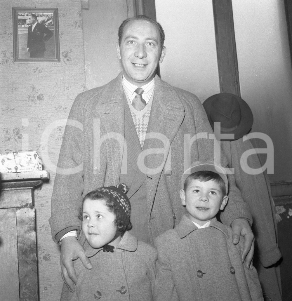 1953 BRESCIA Tradizionale Befana degli arbitri NEGATIVO ORIGINALE 6 Negativo originale in bianco e nero su pellicola.  E' SEVERAMENTE VIETATA LA RIPRODUZIONE.TUTTI I DIRITTI SONO RISERVATI.ICharta mette in vendita, sul negozio eBay e in esclusiva sul sito "icharta" il proprio archivio composto da numerose diapositive e negativi fotografici d'epoca, tutti originali e autentici.Si tratta di uno sguardo inedito sull'attualità, la politica, la vita quotidiana, il gossip e la cultura, che fotografa il cambiamento della nazione (e non solo) tra il 1890 ed il 1990 circa. Un'occasione unica per il mercato del collezionismo, che vede finalmente disponibile un archivio eccezionale per vastità, tematiche e condizioni, in un settore (il negativo fotografico e la diapositiva) di assoluta novità e dalle interessanti prospettive di investimento. CONDIZIONI:FAIR/discretoFORMATO: cm 6 x 6 originale e autentica 1