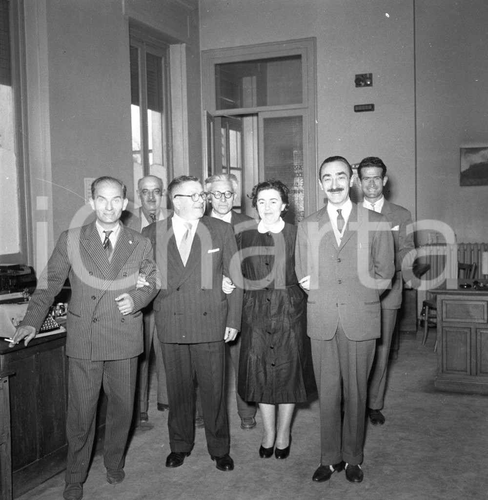 1953 BRESCIA Assemblea Commercianti pres. Mario CAVELLINI NEGATIVO ORIGINALE 1 Negativo originale in bianco e nero su pellicola.  E' SEVERAMENTE VIETATA LA RIPRODUZIONE.TUTTI I DIRITTI SONO RISERVATI.ICharta mette in vendita, sul negozio eBay e in esclusiva sul sito "icharta" il proprio archivio composto da numerose diapositive e negativi fotografici d'epoca, tutti originali e autentici.Si tratta di uno sguardo inedito sull'attualità, la politica, la vita quotidiana, il gossip e la cultura, che fotografa il cambiamento della nazione (e non solo) tra il 1890 ed il 1990 circa. Un'occasione unica per il mercato del collezionismo, che vede finalmente disponibile un archivio eccezionale per vastità, tematiche e condizioni, in un settore (il negativo fotografico e la diapositiva) di assoluta novità e dalle interessanti prospettive di investimento. CONDIZIONI:FAIR/discretoFORMATO: cm 6 x 6 originale e autentica 1