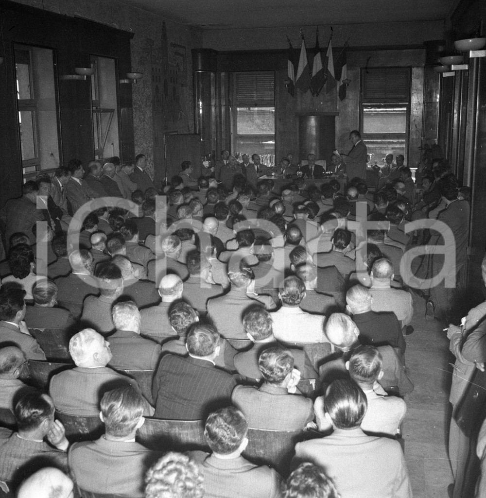 1953 BRESCIA Assemblea Commercianti NEGATIVO ORIGINALE 7 Negativo originale in bianco e nero su pellicola.  E' SEVERAMENTE VIETATA LA RIPRODUZIONE.TUTTI I DIRITTI SONO RISERVATI.ICharta mette in vendita, sul negozio eBay e in esclusiva sul sito "icharta" il proprio archivio composto da numerose diapositive e negativi fotografici d'epoca, tutti originali e autentici.Si tratta di uno sguardo inedito sull'attualità, la politica, la vita quotidiana, il gossip e la cultura, che fotografa il cambiamento della nazione (e non solo) tra il 1890 ed il 1990 circa. Un'occasione unica per il mercato del collezionismo, che vede finalmente disponibile un archivio eccezionale per vastità, tematiche e condizioni, in un settore (il negativo fotografico e la diapositiva) di assoluta novità e dalle interessanti prospettive di investimento. CONDIZIONI:FAIR/discretoFORMATO: cm 6 x 6 originale e autentica 1