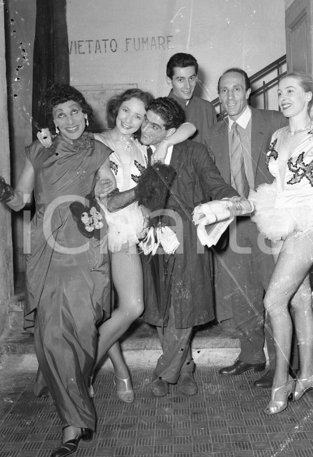 1953 BRESCIA Teatro Sociale artisti compagnia varietà NEGATIVO ORIGINALE Negativo originale in bianco e nero su pellicola.  E' SEVERAMENTE VIETATA LA RIPRODUZIONE.TUTTI I DIRITTI SONO RISERVATI.ICharta mette in vendita, sul negozio eBay e in esclusiva sul sito "icharta" il proprio archivio composto da numerose diapositive e negativi fotografici d'epoca, tutti originali e autentici.Si tratta di uno sguardo inedito sull'attualità, la politica, la vita quotidiana, il gossip e la cultura, che fotografa il cambiamento della nazione (e non solo) tra il 1890 ed il 1990 circa. Un'occasione unica per il mercato del collezionismo, che vede finalmente disponibile un archivio eccezionale per vastità, tematiche e condizioni, in un settore (il negativo fotografico e la diapositiva) di assoluta novità e dalle interessanti prospettive di investimento. CONDIZIONI:POOR/danneggiato Difetti come da scansioneFORMATO: cm 6 x 9  originale e autentica 1