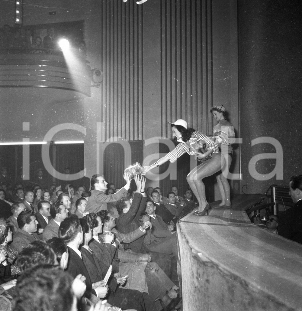 1953 BRESCIA Odeon fiori a soubrette Compagnia Nino TARANTO NEGATIVO ORIGINALE 3 Negativo originale in bianco e nero su pellicola.  E' SEVERAMENTE VIETATA LA RIPRODUZIONE.TUTTI I DIRITTI SONO RISERVATI.ICharta mette in vendita, sul negozio eBay e in esclusiva sul sito "icharta" il proprio archivio composto da numerose diapositive e negativi fotografici d'epoca, tutti originali e autentici.Si tratta di uno sguardo inedito sull'attualità, la politica, la vita quotidiana, il gossip e la cultura, che fotografa il cambiamento della nazione (e non solo) tra il 1890 ed il 1990 circa. Un'occasione unica per il mercato del collezionismo, che vede finalmente disponibile un archivio eccezionale per vastità, tematiche e condizioni, in un settore (il negativo fotografico e la diapositiva) di assoluta novità e dalle interessanti prospettive di investimento. CONDIZIONI:FAIR/discretoFORMATO: cm 6 x 6 originale e autentica 1