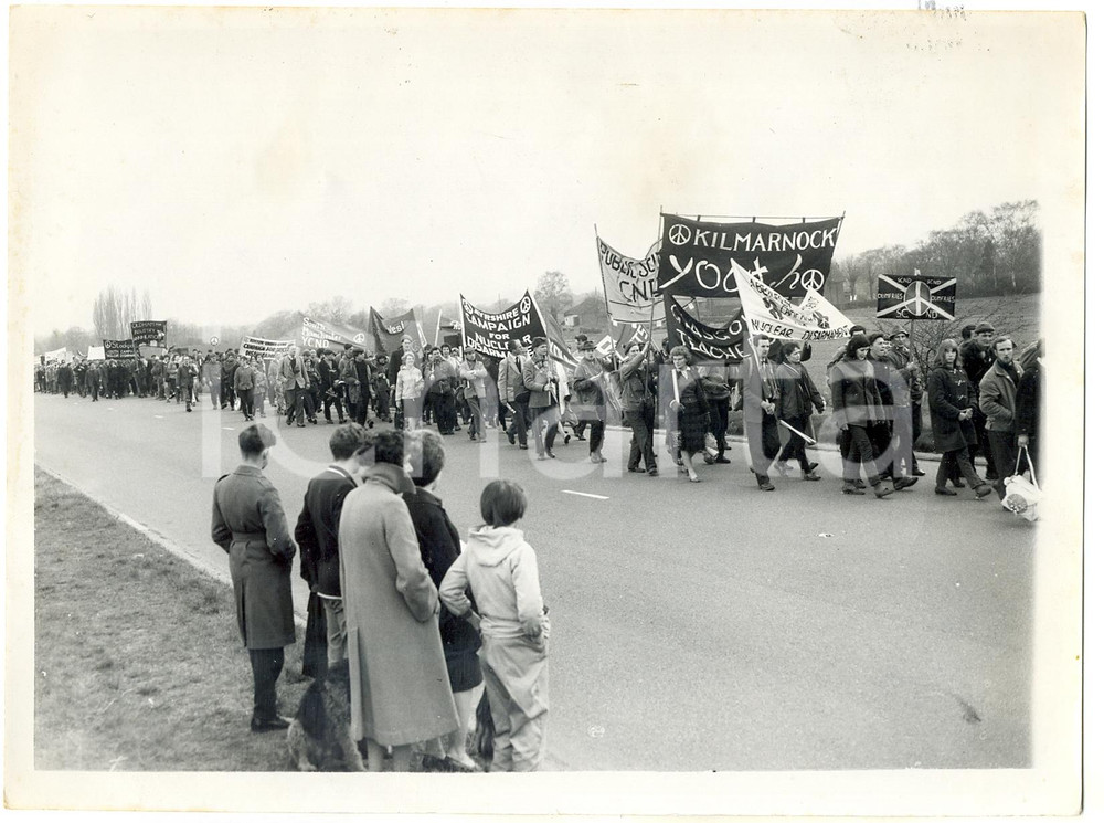 1962 ALDEMARSTON MARCH - CND supporters marching from READING to SLOUGH ^Photo  Fotografia d'epoca con didascalia coeva al verso.   CONDIZIONI: FAIR FORMATO: 20x15 cm      originale e autentica 1