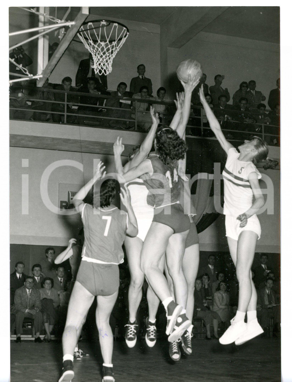 1957 TORINO BASKET Femminile - ITALIA-UNGHERIA Azione di gioco sotto al canestro Fotografia d'epoca con didascalia coeva.  CONDIZIONI: G (ma lievi difetti di stampa) FORMATO: 13x18 cm      originale e autentica 1