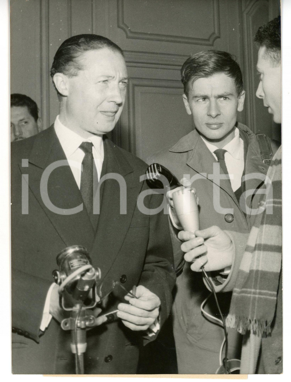 Fotografia d epoca originale 1959 PARIS Affaire LACAZE Dr. Maurice LACOUR answering to the press Photo 1