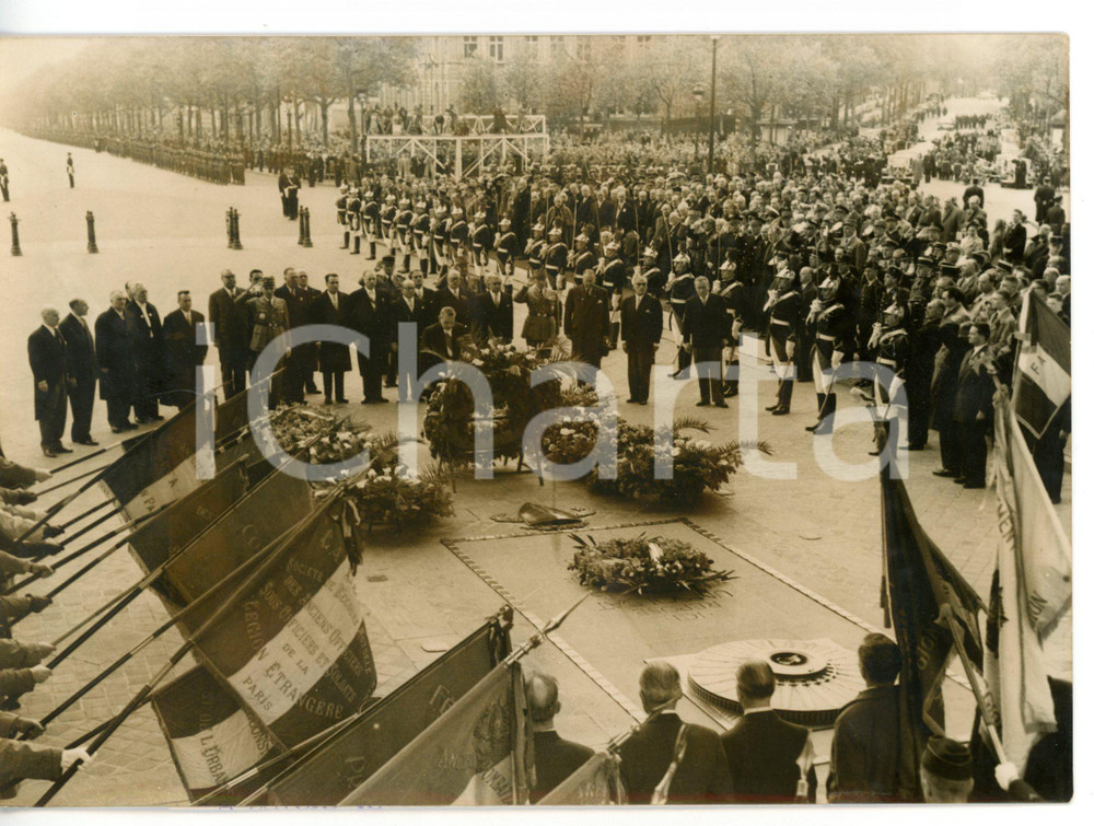 1957 PARIS Giornata della Vittoria - René COTY - Omaggio al Milite Ignoto Fotografia d'epoca con didascalia coeva.  CONDIZIONI: FAIR (lieve alone diffuso) FORMATO: 18x13 cm      originale e autentica 1