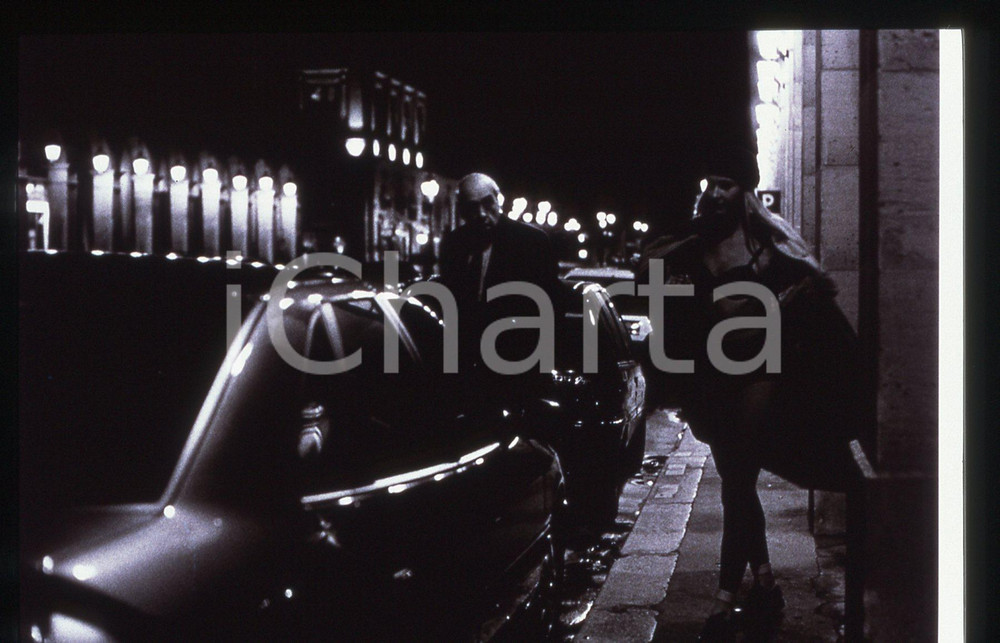 35mm vintage slide*2001 ELOGE DE L'AMOUR di Jean-Luc GODARD - Scena del film   Diapositiva d'epoca, in formato 35 mm. CONDIZIONI: GOODE' severamente vietata la riproduzione. Tutti i diritti sono riservati. ICharta mette in vendita, sul negozio eBay e in esclusiva sul sito "icharta" il proprio archivio composto da numerose diapositive e negativi fotografici d'epoca, tutti originali e autentici, che attraversano la storia del costume italiano tra gli la fine degli anni Sessanta e Novanta.Si tratta di uno sguardo inedito sull'attualit&agrave;, la politica, la vita quotidiana, il gossip e la cultura, che fotografa il cambiamento della nazione in quest'ultimo scorcio del XX secolo. Un'occasione unica per il mercato del collezionismo, che vede finalmente disponibile un archivio eccezionale per vastit&agrave;, tematiche e condizioni, in un settore (il negativo fotografico e la diapositiva) di assoluta novit&agrave; e dalle interessanti prospettive di investimento.     originale e autentica 1