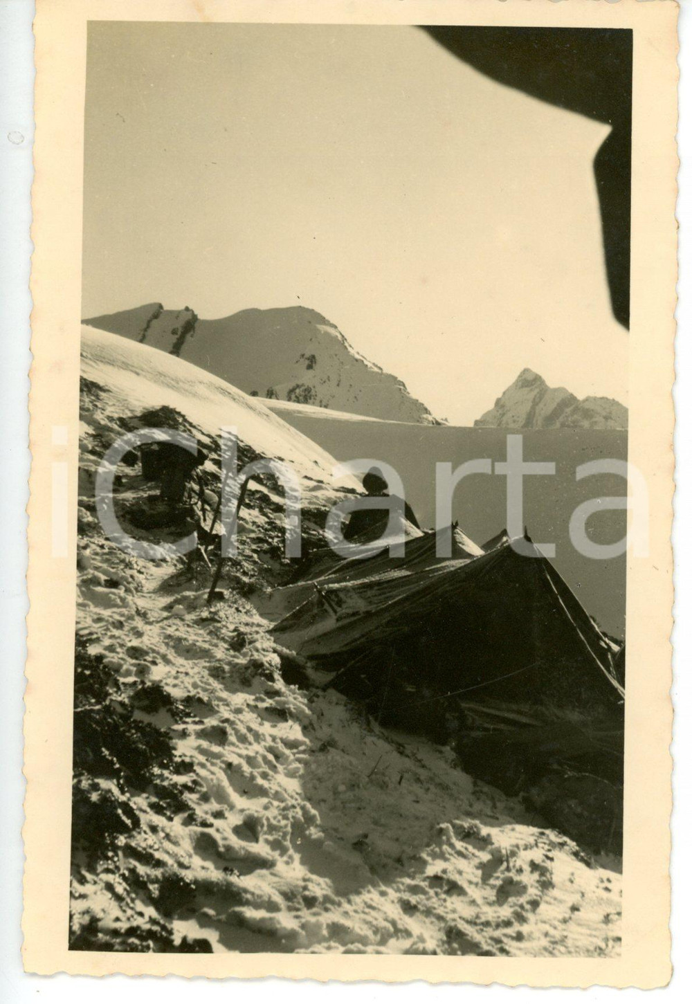 1940 COLLE DEL LONGET Alpini al campo tra la neve - Fotografia 9x14 Fotografia d'epoca, con didascalia manoscritta al verso: "Tenente (Savio) Torre - Longet".FOTOGRAFO: Vigan&ograve; - Milano, via T. Grossi 6CONDIZIONI: G (ma lieve macchia al verso)FORMATO: 9x14 cm     originale e autentica 1