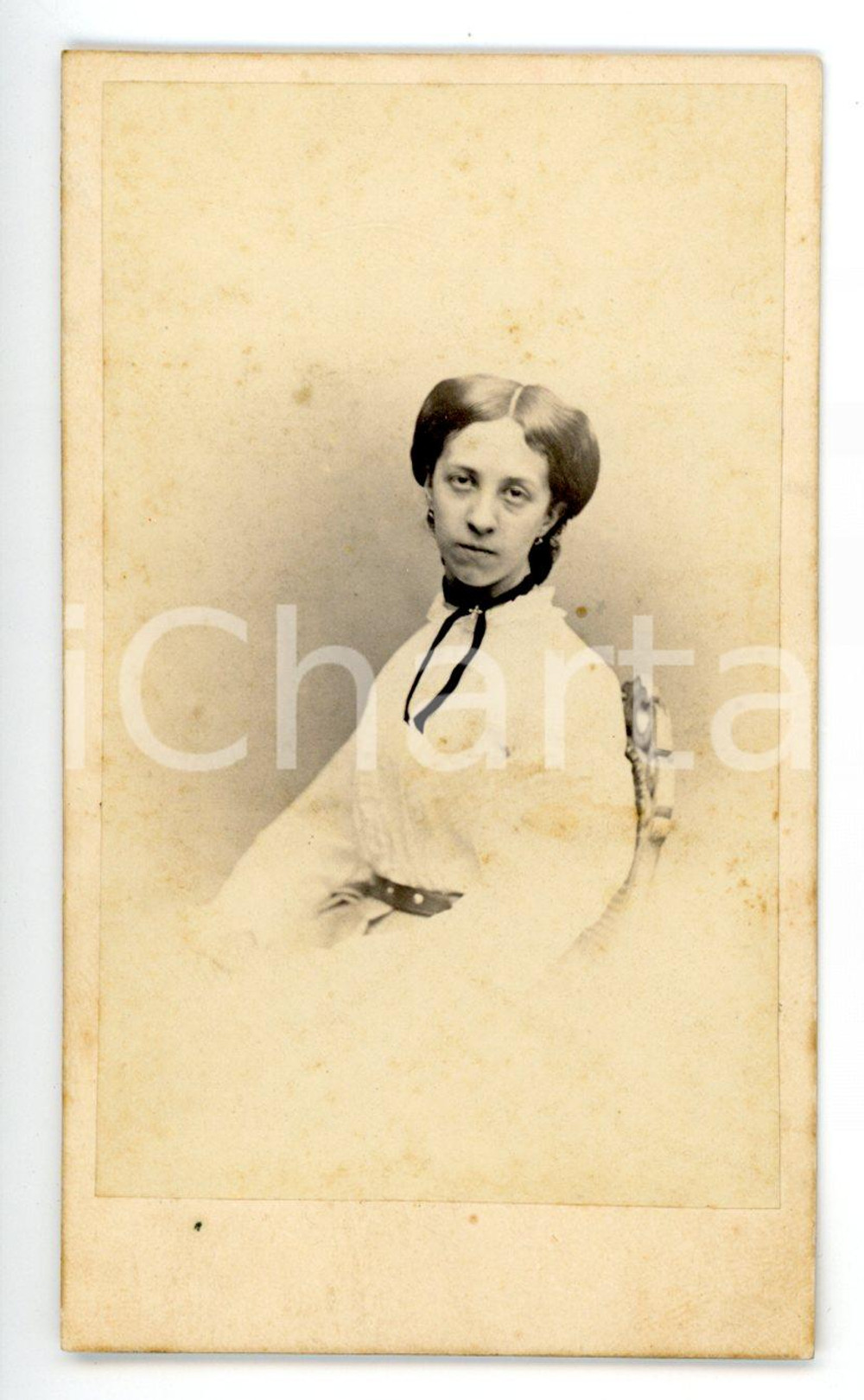 1870 ca TORINO Donna con nastro e crocifisso ^Foto Francesco M. CHIAPELLA - CDV Fotografia d'epoca su cartoncino rigido.FOTOGRAFO: Francesco Maria Chiapella - Torino, via San Massimo 9CONDIZIONI: FAIR (lievi macchie sulla fotografia)FORMATO: CDV      originale e autentica 1