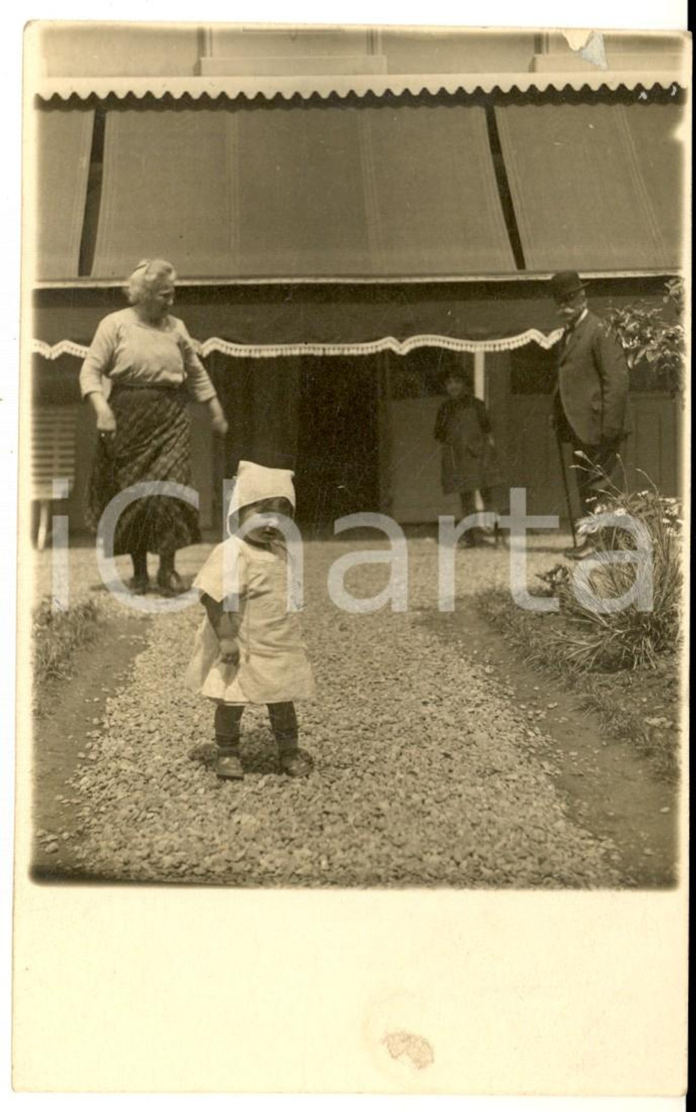1923 LOMBARDIA ?  Villino OLIMPIA - Bambina con i nonni *Foto cartolina VINTAGE Fotografia d'epoca, in formato cartolina postale.Al verso messaggio firmato "Olimpia".  CONDIZIONI: G      originale e autentica 1