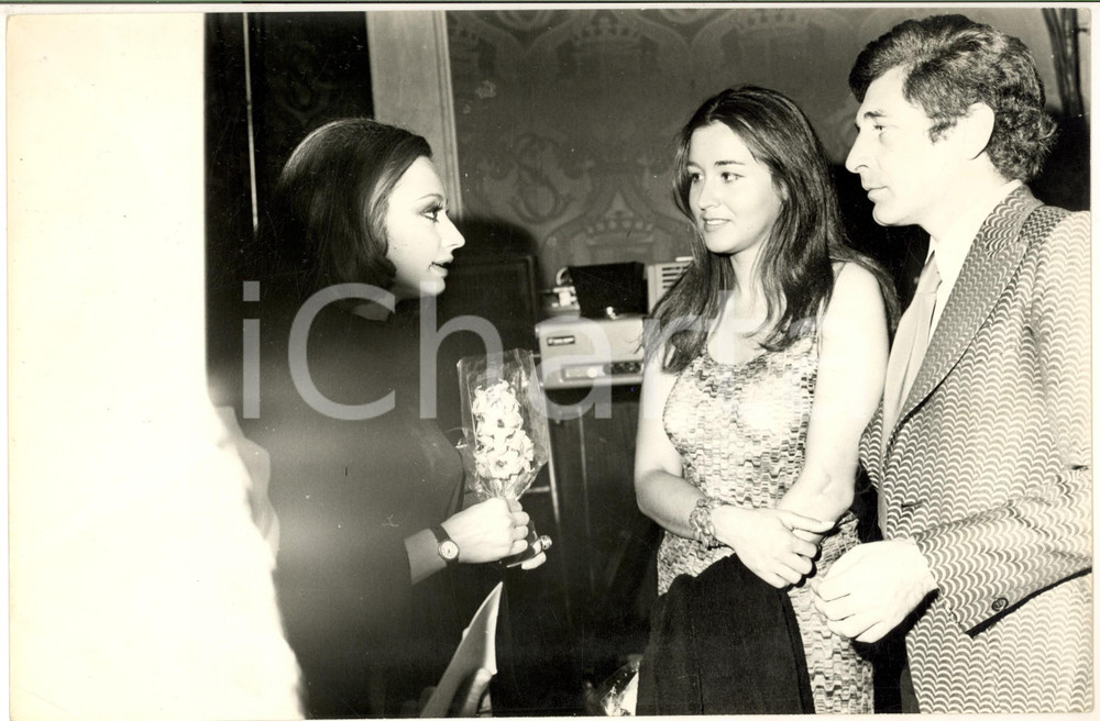 1970 ca COSTUME ITALIA Raffaella CARRA' Paola GASSMAN Ugo PAGLIAI Foto Fotografia di agenzia. CONDIZIONI: FAIR (lieve piegatura e difetto di stampa al lato sinistro)FORMATO: 30x20 cm     originale e autentica 1