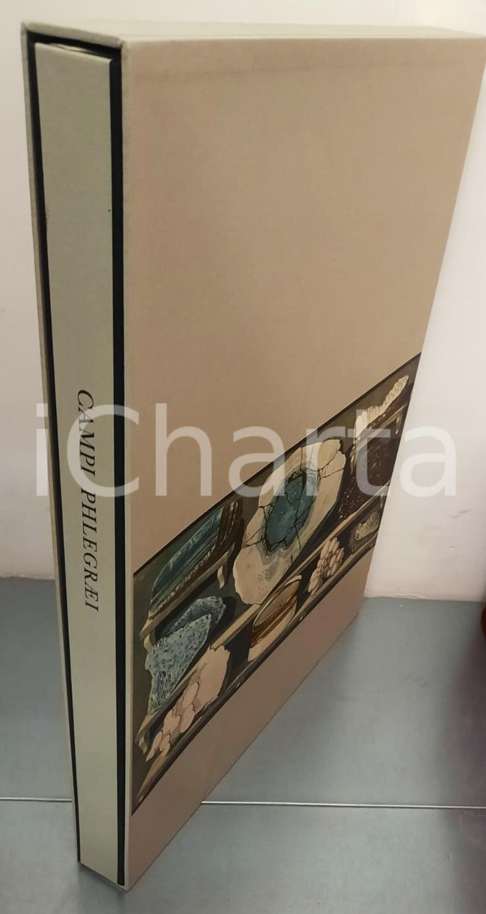 1962 Campi Phlegraei - Osservazioni sui vulcani delle Due Sicilie *Il POLIFILO Volume in formato In-folio grande. A fogli sciolti con copertina e custodia rigida. Composto a mano e impresso su carta appositamente fabbricata dalle Cartiere Ventura da Luigi Maestri; tavole in fotolitografia di Annibale Belli.Titolo completo: "Osservazioni sui vulcani delle Due Sicilie comunicate da Sir William Hamilton e illustrate da Pietro Fabris 1776".EDITORE: Edizioni Il Polifilo - Milano PAGINE: 90 + 24 tavoleCONDIZIONI:GOOD/buonoFORMATO: 52x38 cm originale e autentica 1