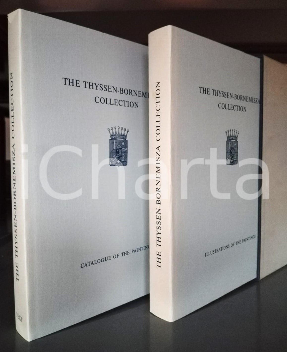 1969 LUGANO - VILLA FAVORITA The Thyssen-Bornemisza collection - 2 Volumi Due tomi in legatura editoriale con sovraccoperta e cofanetto.EDITORE: Villa Favorita - Lugano (Castagnola) PAGINE: 367 + 318CONDIZIONI:FAIR/discreto Lievi segni di uso, strappo al dorso della sovraccoperta del primo volume, lievi aloni ai cofanettiFORMATO: 22x30 cm originale e autentica 1