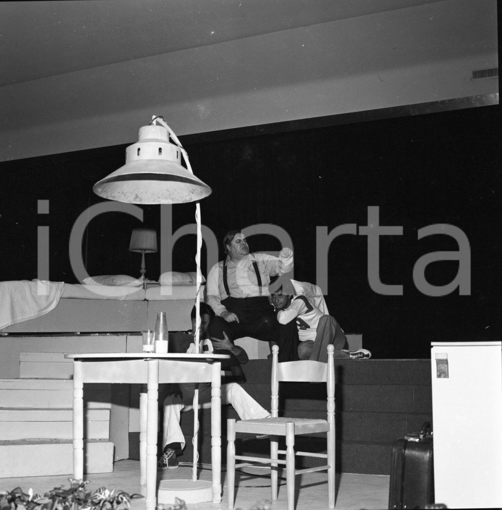 1973 Tino BUAZZELLI in teatro per "La rigenerazione" NEGATIVO ORIGINALE 1 Negativo originale in bianco e nero su pellicola.  E' SEVERAMENTE VIETATA LA RIPRODUZIONE.TUTTI I DIRITTI SONO RISERVATI.ICharta mette in vendita, sul negozio eBay e in esclusiva sul sito "icharta" il proprio archivio composto da numerose diapositive e negativi fotografici d'epoca, tutti originali e autentici.Si tratta di uno sguardo inedito sull'attualità, la politica, la vita quotidiana, il gossip e la cultura, che fotografa il cambiamento della nazione (e non solo) tra il 1890 ed il 1990 circa. Un'occasione unica per il mercato del collezionismo, che vede finalmente disponibile un archivio eccezionale per vastità, tematiche e condizioni, in un settore (il negativo fotografico e la diapositiva) di assoluta novità e dalle interessanti prospettive di investimento. CONDIZIONI:FAIR/discretoFORMATO: cm 6 x 6 originale e autentica 1
