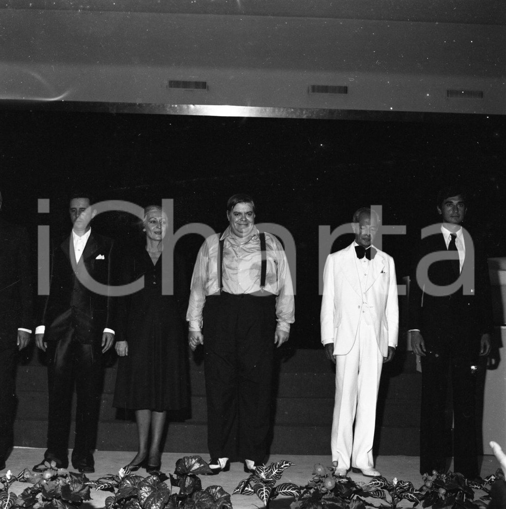 1973 Tino BUAZZELLI Laura CARLI in teatro per "La rigenerazione" NEGATIVO ORIG 7 Negativo originale in bianco e nero su pellicola.  E' SEVERAMENTE VIETATA LA RIPRODUZIONE.TUTTI I DIRITTI SONO RISERVATI.ICharta mette in vendita, sul negozio eBay e in esclusiva sul sito "icharta" il proprio archivio composto da numerose diapositive e negativi fotografici d'epoca, tutti originali e autentici.Si tratta di uno sguardo inedito sull'attualità, la politica, la vita quotidiana, il gossip e la cultura, che fotografa il cambiamento della nazione (e non solo) tra il 1890 ed il 1990 circa. Un'occasione unica per il mercato del collezionismo, che vede finalmente disponibile un archivio eccezionale per vastità, tematiche e condizioni, in un settore (il negativo fotografico e la diapositiva) di assoluta novità e dalle interessanti prospettive di investimento. CONDIZIONI:FAIR/discreto Difetti come da scansioneFORMATO: cm 6 x 6 originale e autentica 1